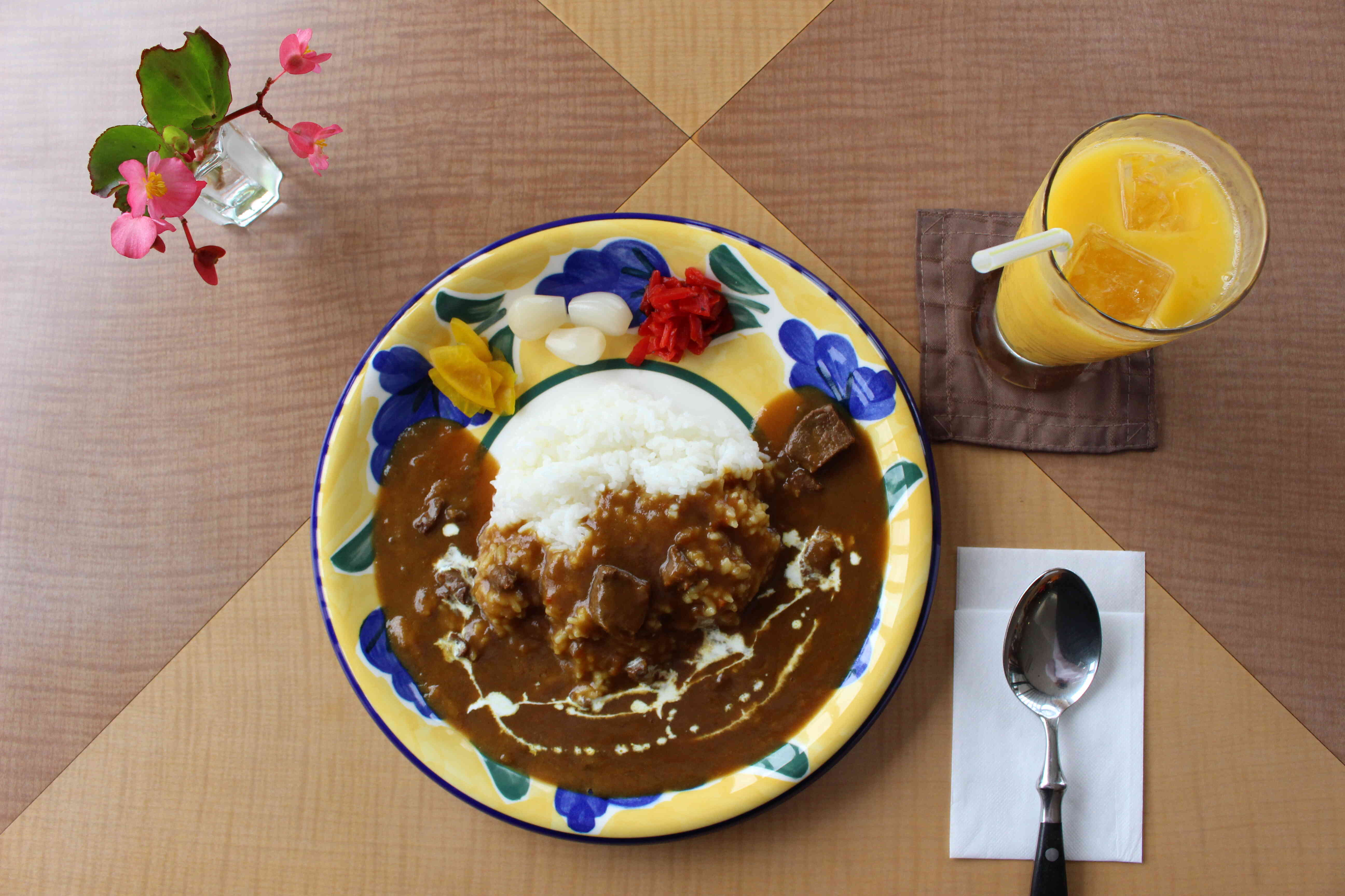 お腹がすいたらカレーはいかがですか？カツカレーやエビフライカレー、かき揚げ天ぷら蕎麦も人気です。