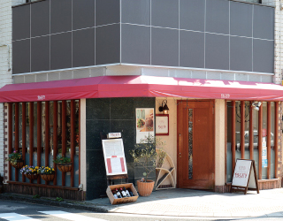 三島駅より楽寿園を過ぎ三嶋大社に向かう途中、白滝公園前にお店があります。