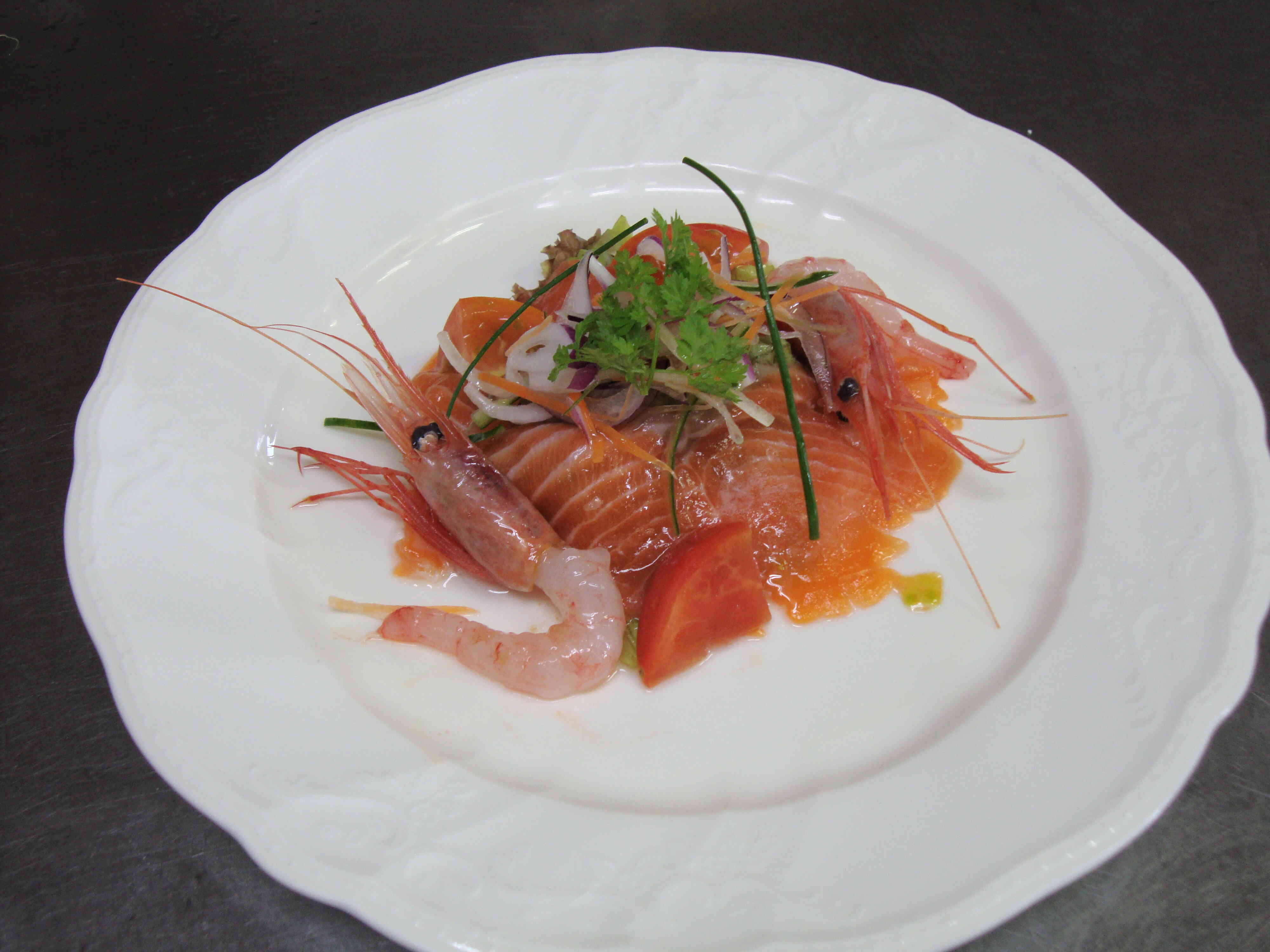 サーモンと甘海老のマリネ(市場から仕入れたサーモンと甘海老を自家製ドレッシングでマリネして野菜とイクラを載せています)
