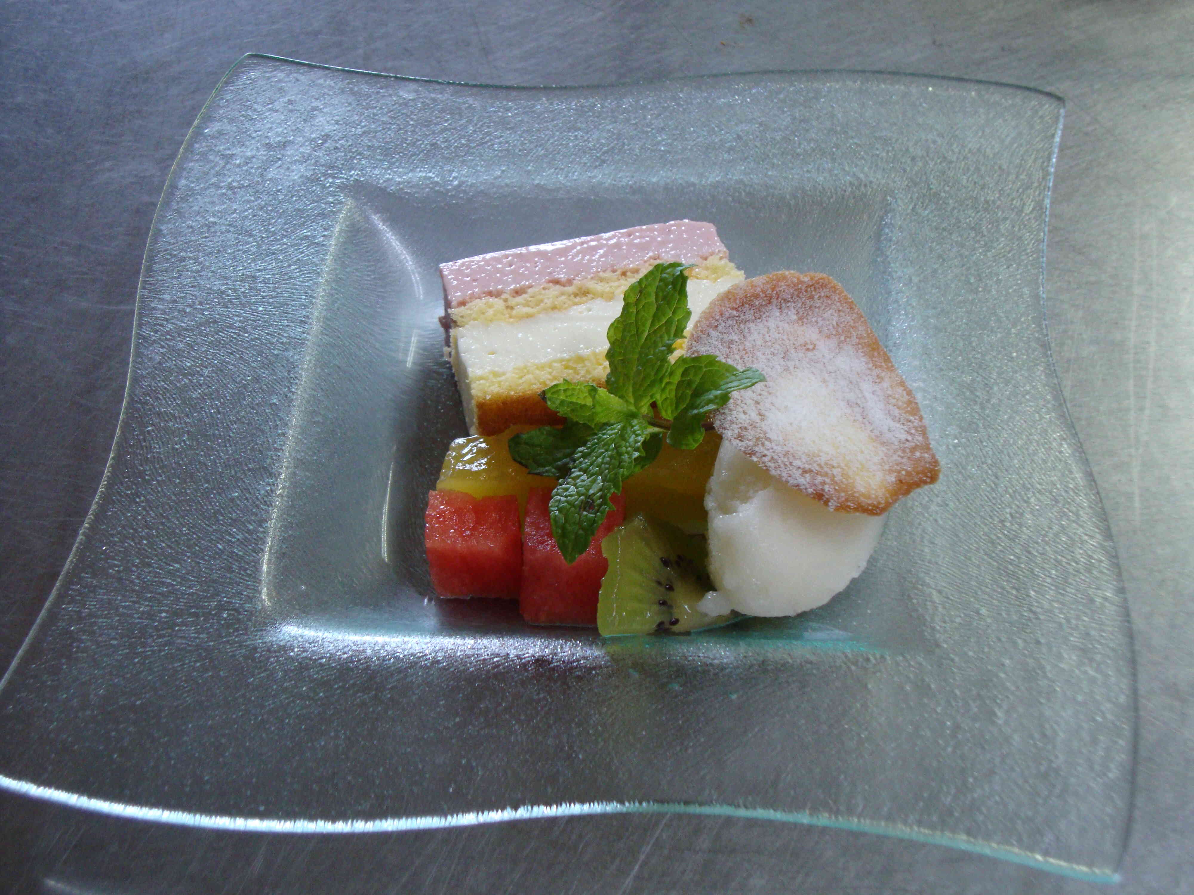 自家製デザート・シャーベット添え(スポンジからすべて自家製)