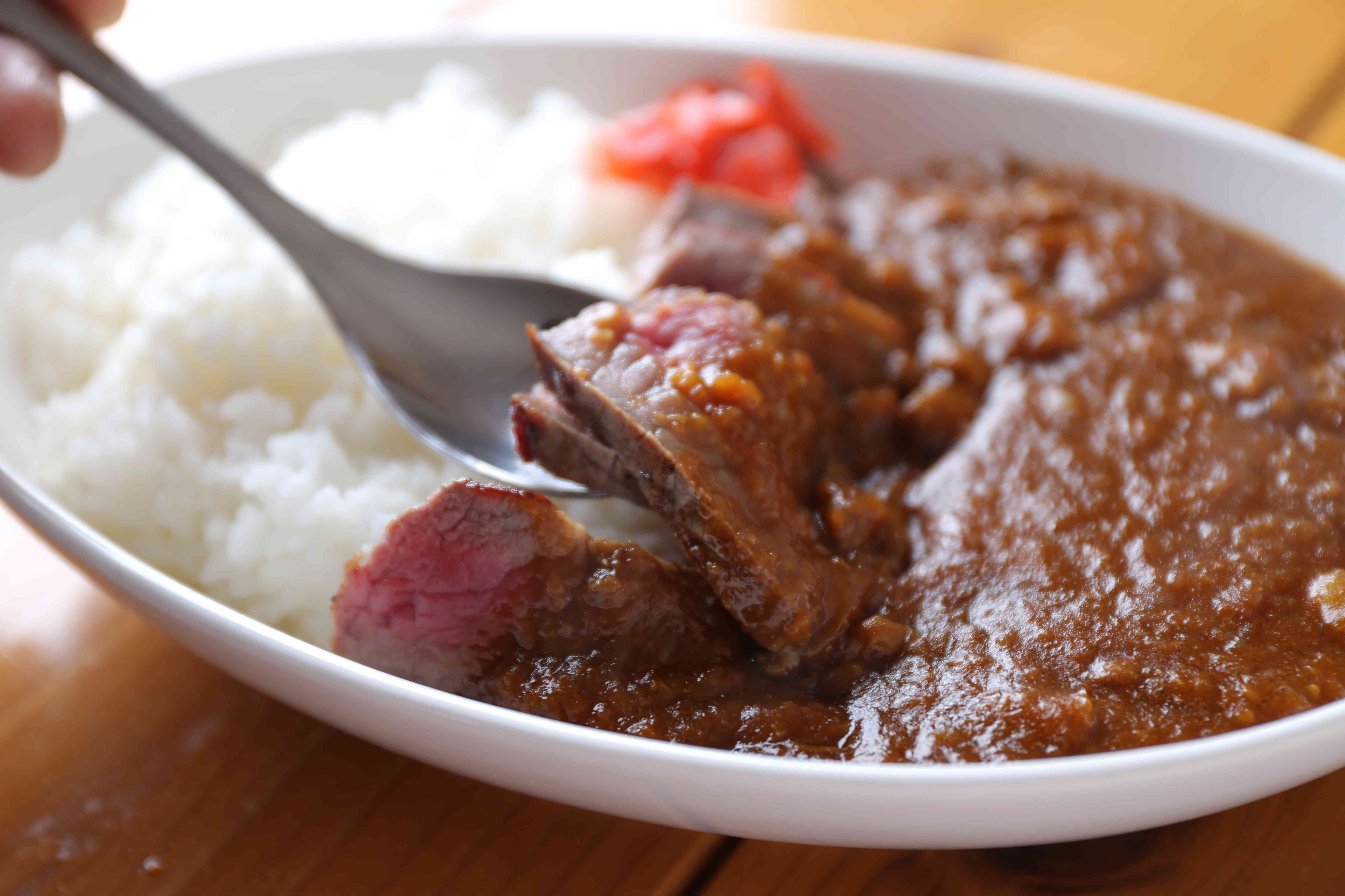 隠れ人気メニュー　ステーキカレーです。
＊ランチのみの数量限定販売です。