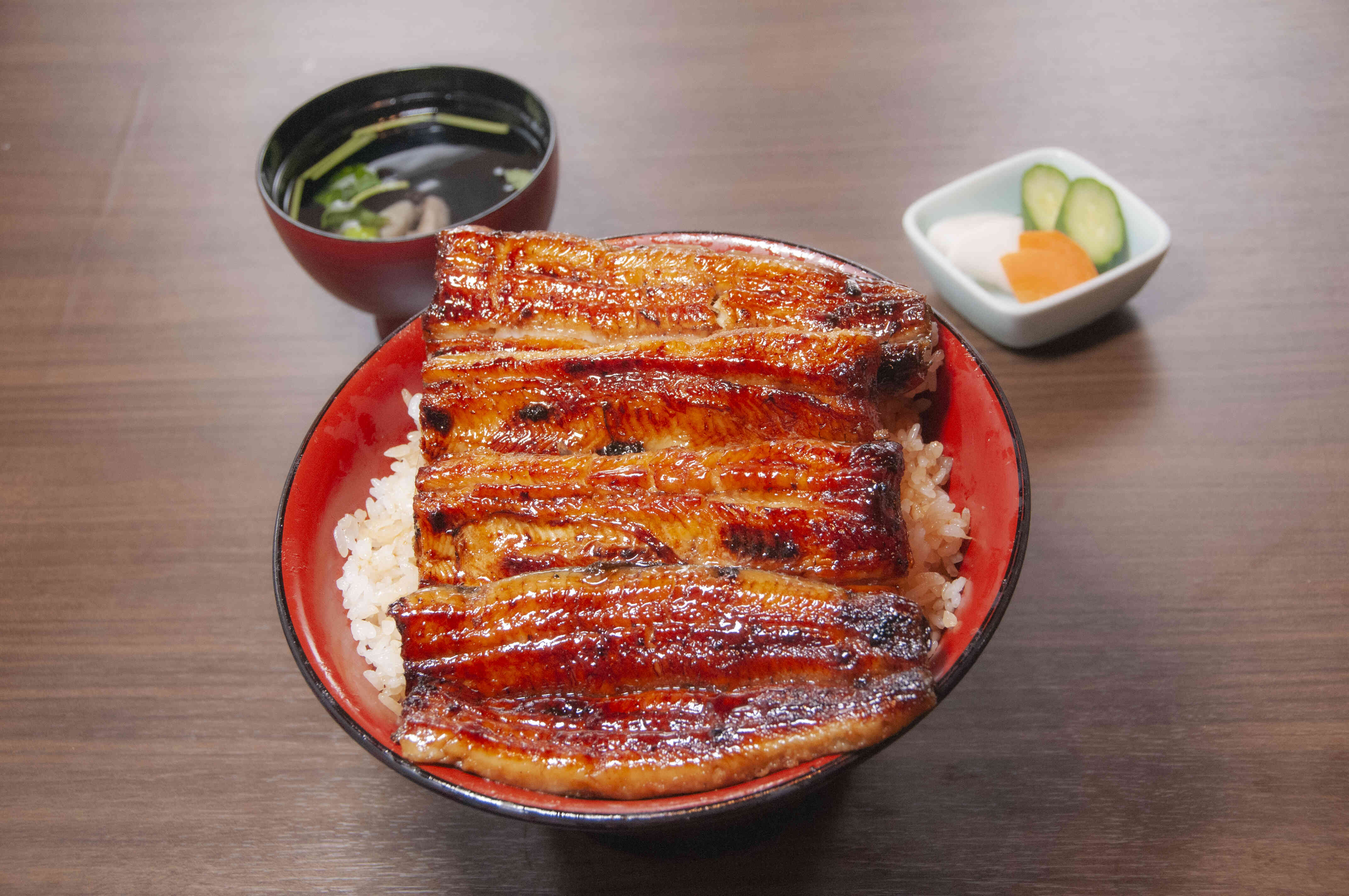 人気の特上丼。鰻2尾入っています。