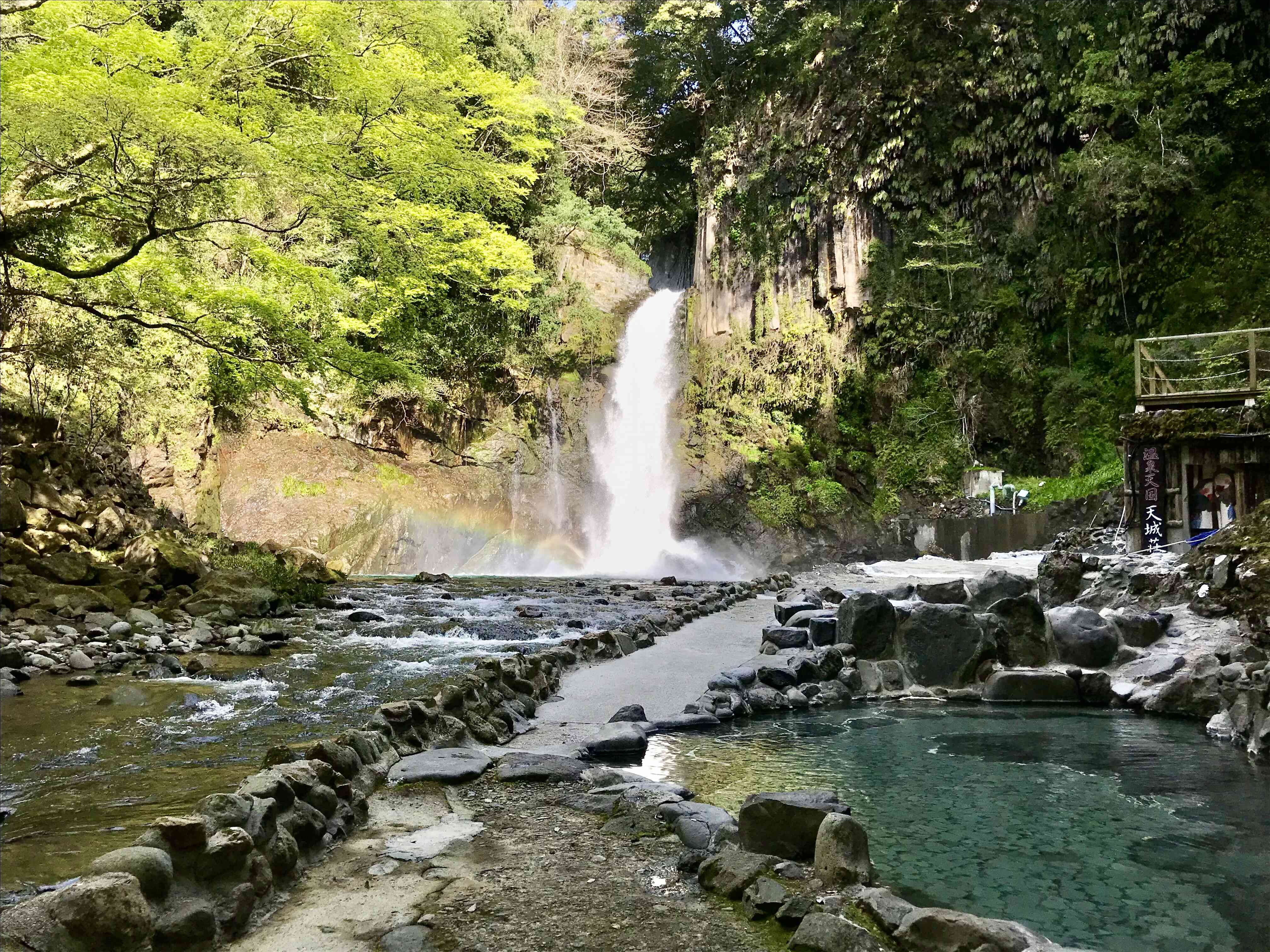 天城荘の代名詞とも言える、伊豆最大級の大滝を見ながら入る野天風呂。