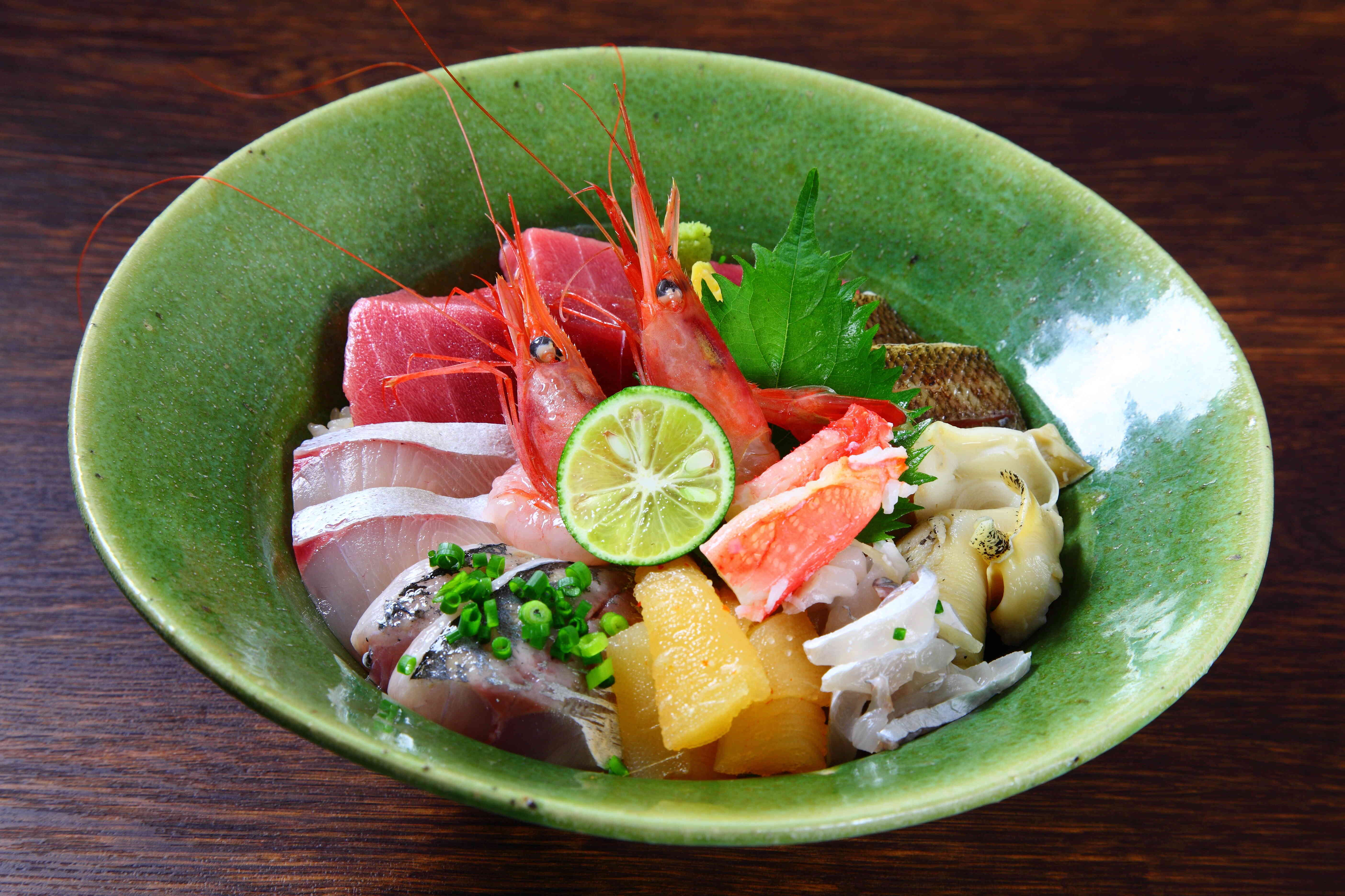 看板メニューの『上海鮮丼』。
新鮮な旬の魚介が9種類のります。