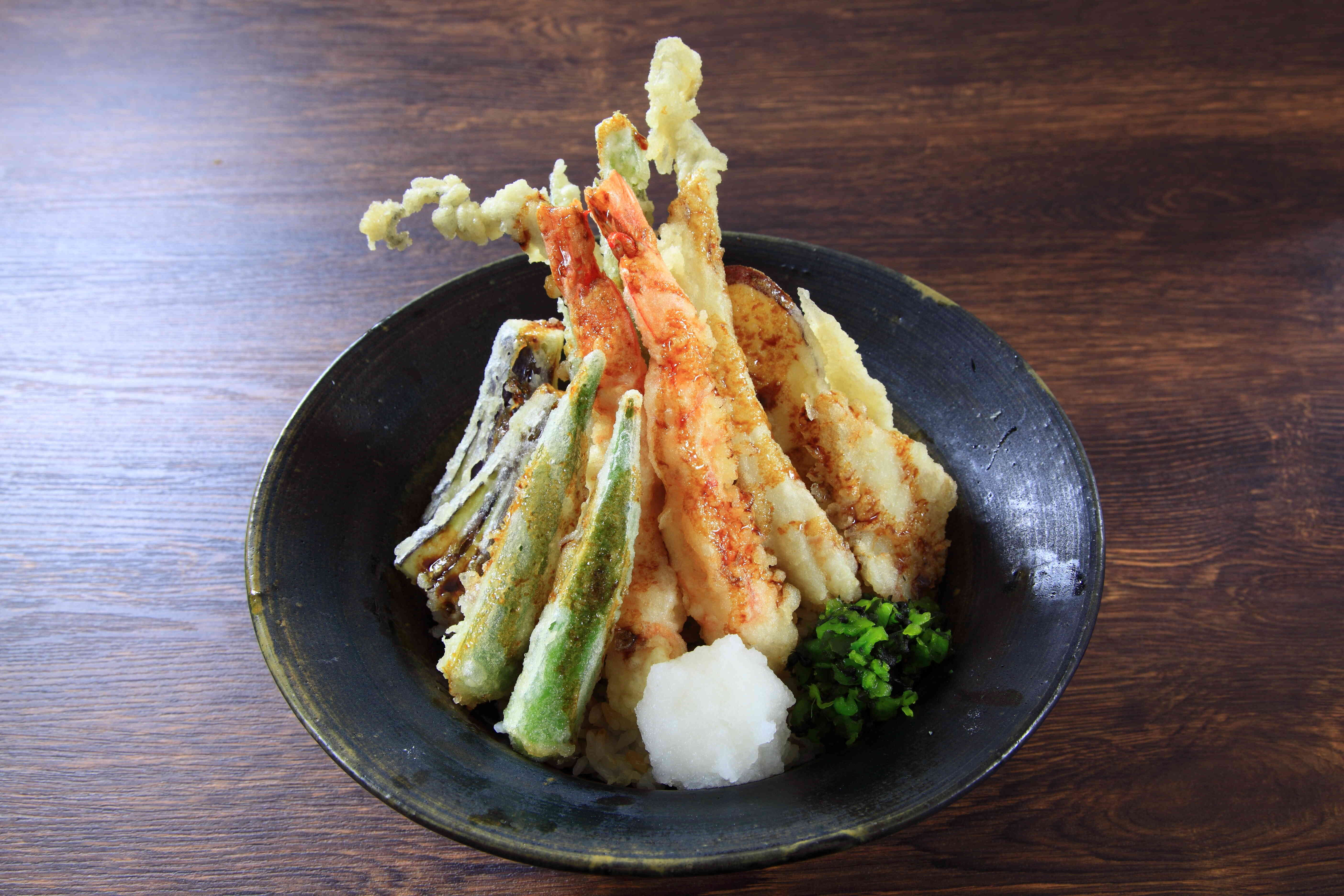 もう一つの看板メニュー『上天丼』。
見た目も豪華で、ボリューム満点。