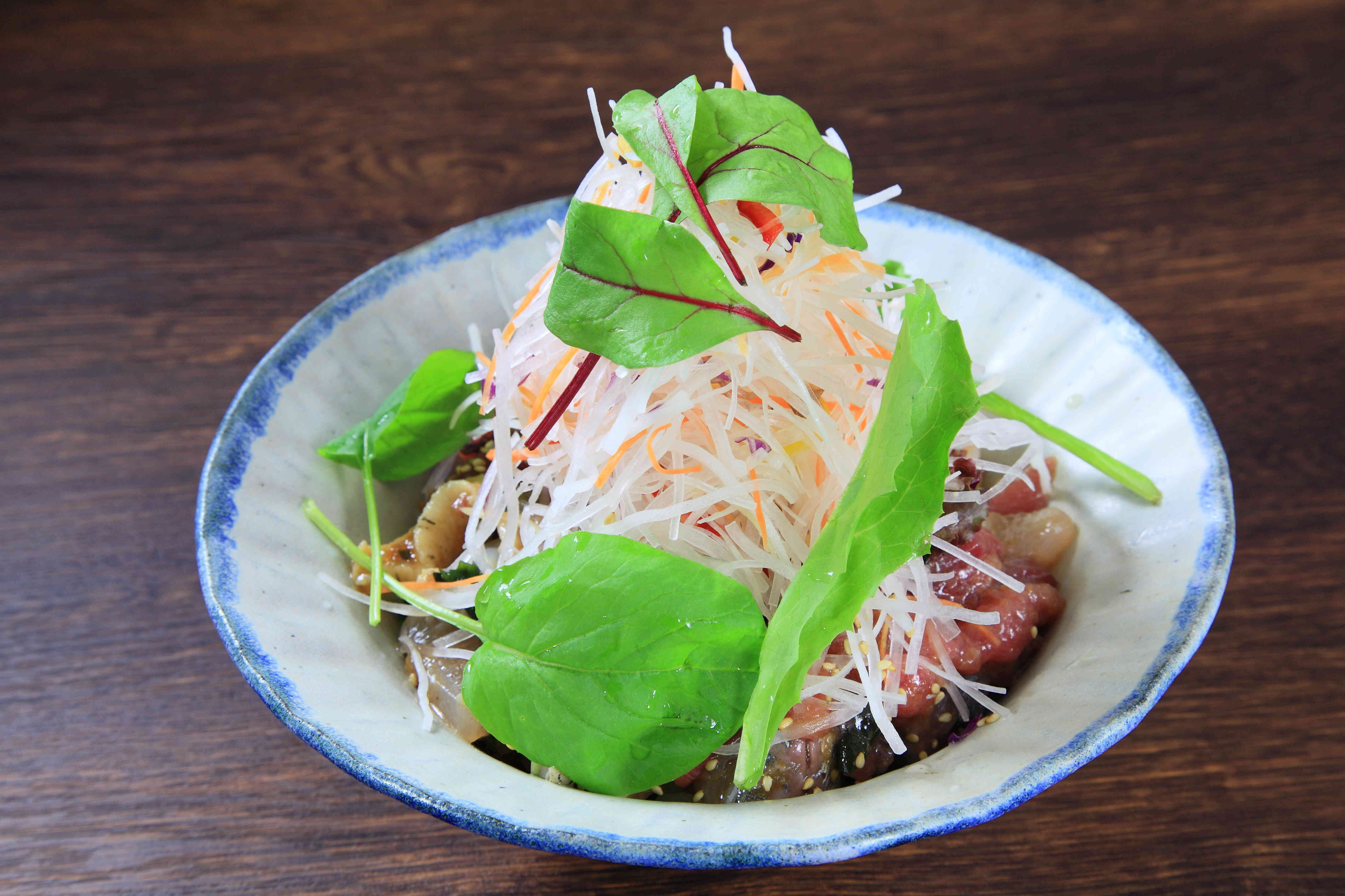 『野菜いっぱい海鮮丼』や『海鮮キムチ丼』などのオリジナル丼も多数。