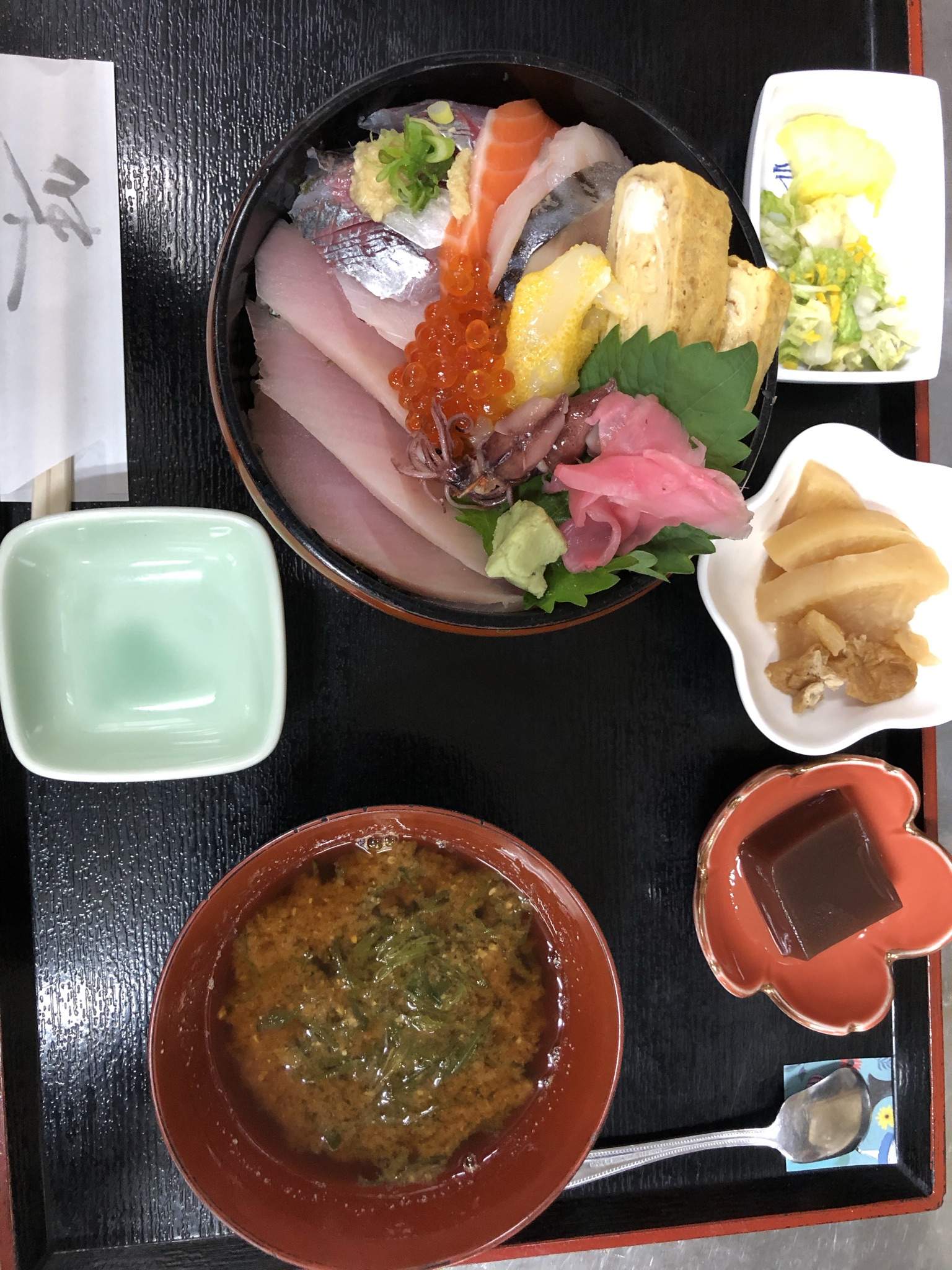 海鮮丼。当店の一押しです