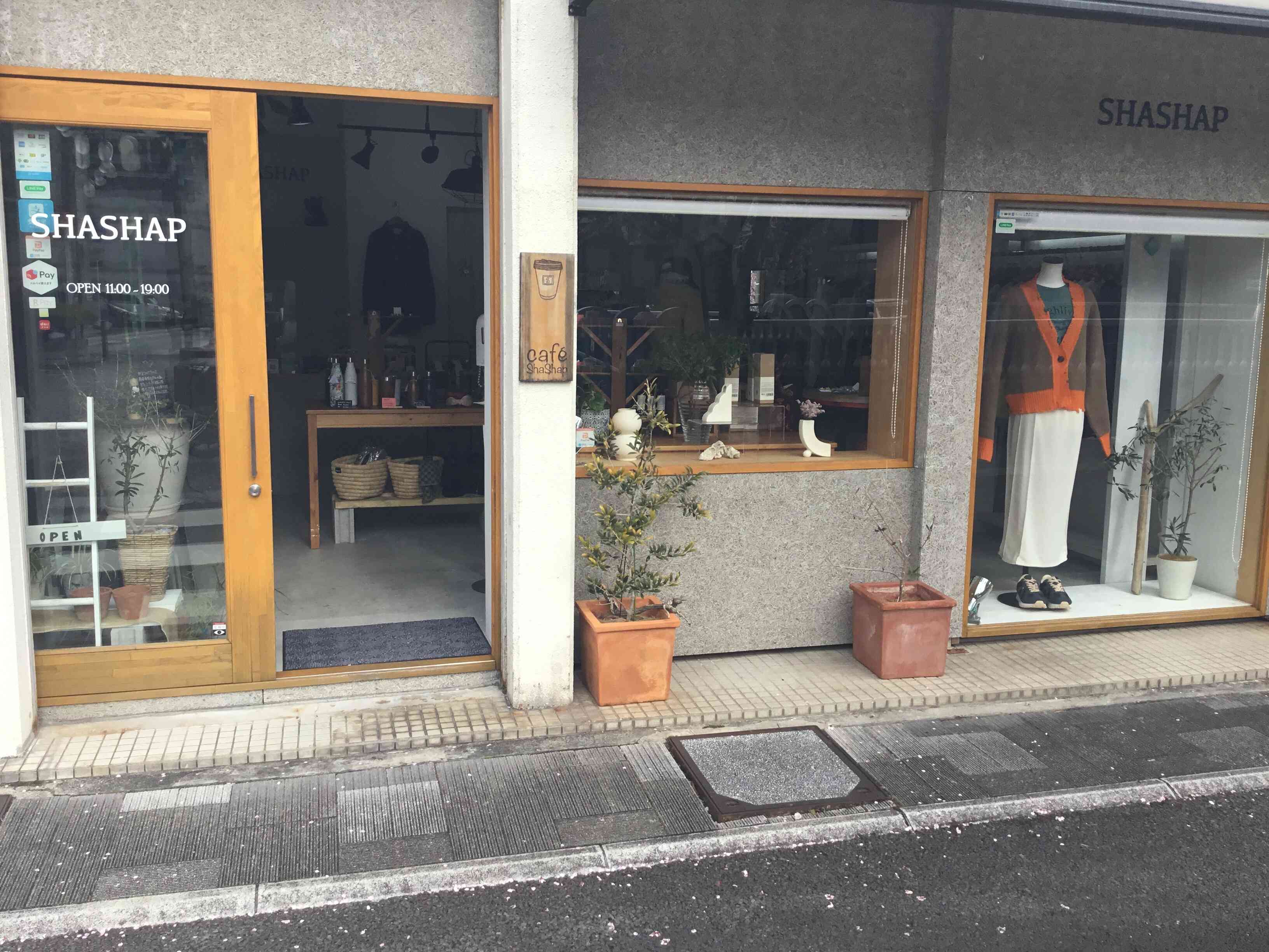 熱海桜がある糸川沿いに店舗はございます