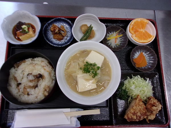 「数量限定　おまかせ御膳(おこわ・肉味噌豆腐・小鉢３種・揚げ物・漬物)」