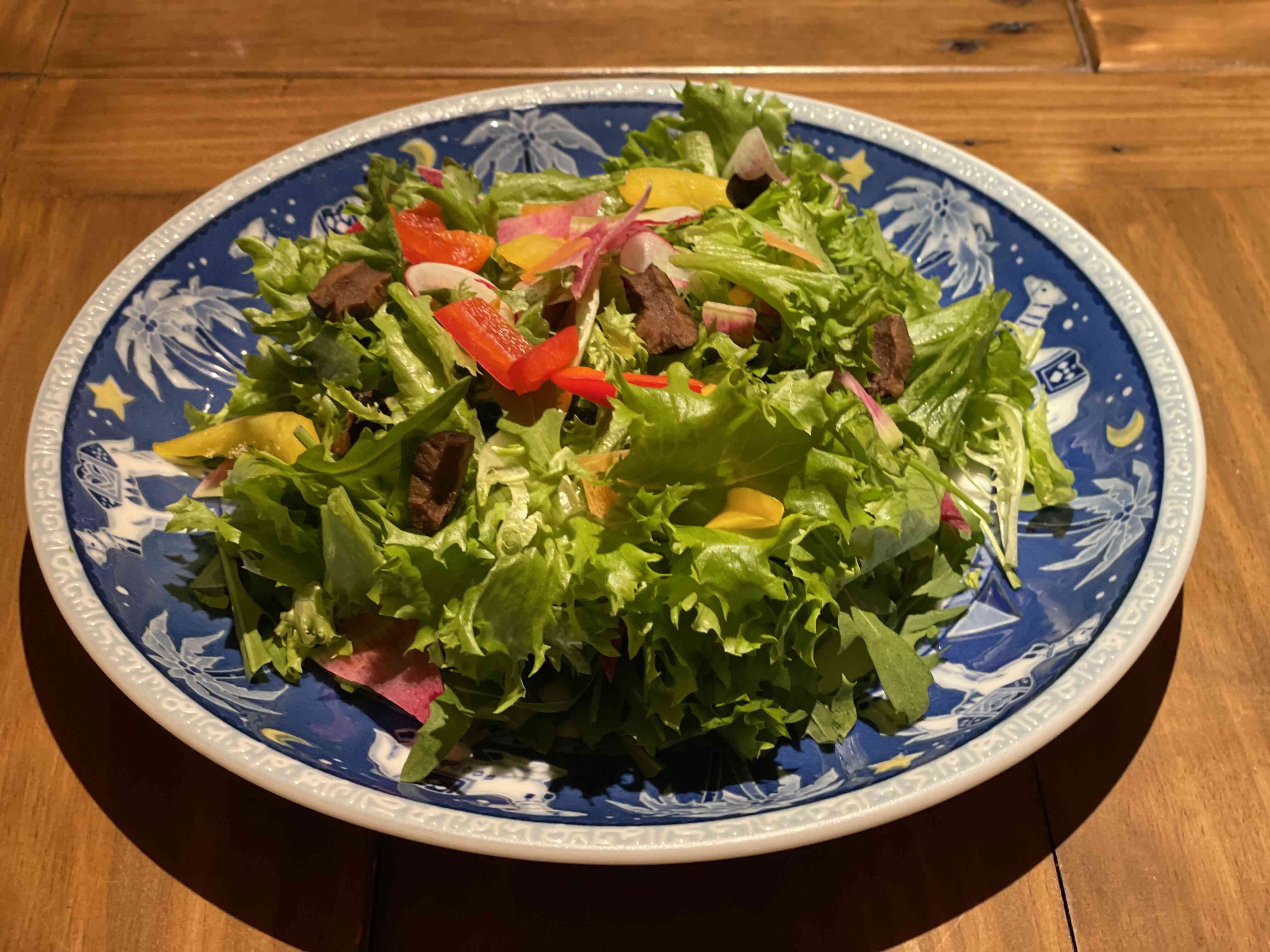 静岡県産のリーフレタスなどフレッシュなアルベロの菜園サラダ。自家製ドレッシングで召し上がってください。