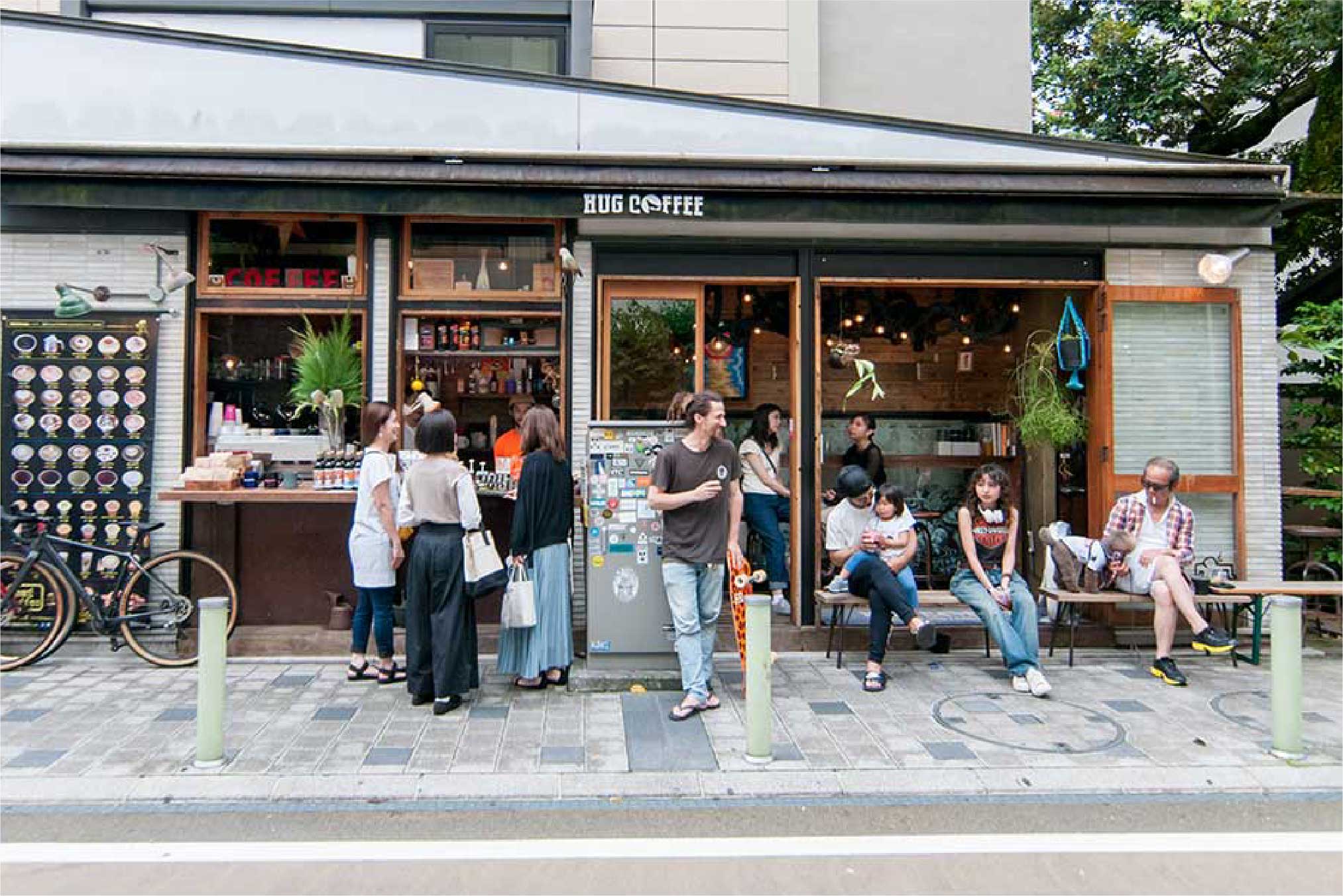 【hugcoffee紺屋町店】歴史ある浮月楼の一角、人が行き交う中心街の交差点にあるコーヒースタンド。