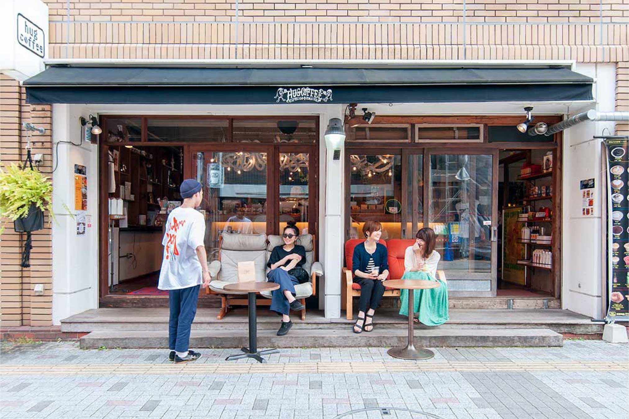 【両替町店】店内の焙煎所は見学自由！日替わりのスパイスカレーも人気の一品。コーヒーの香り漂う店内で、思いおもいの時間をお過ごしください。