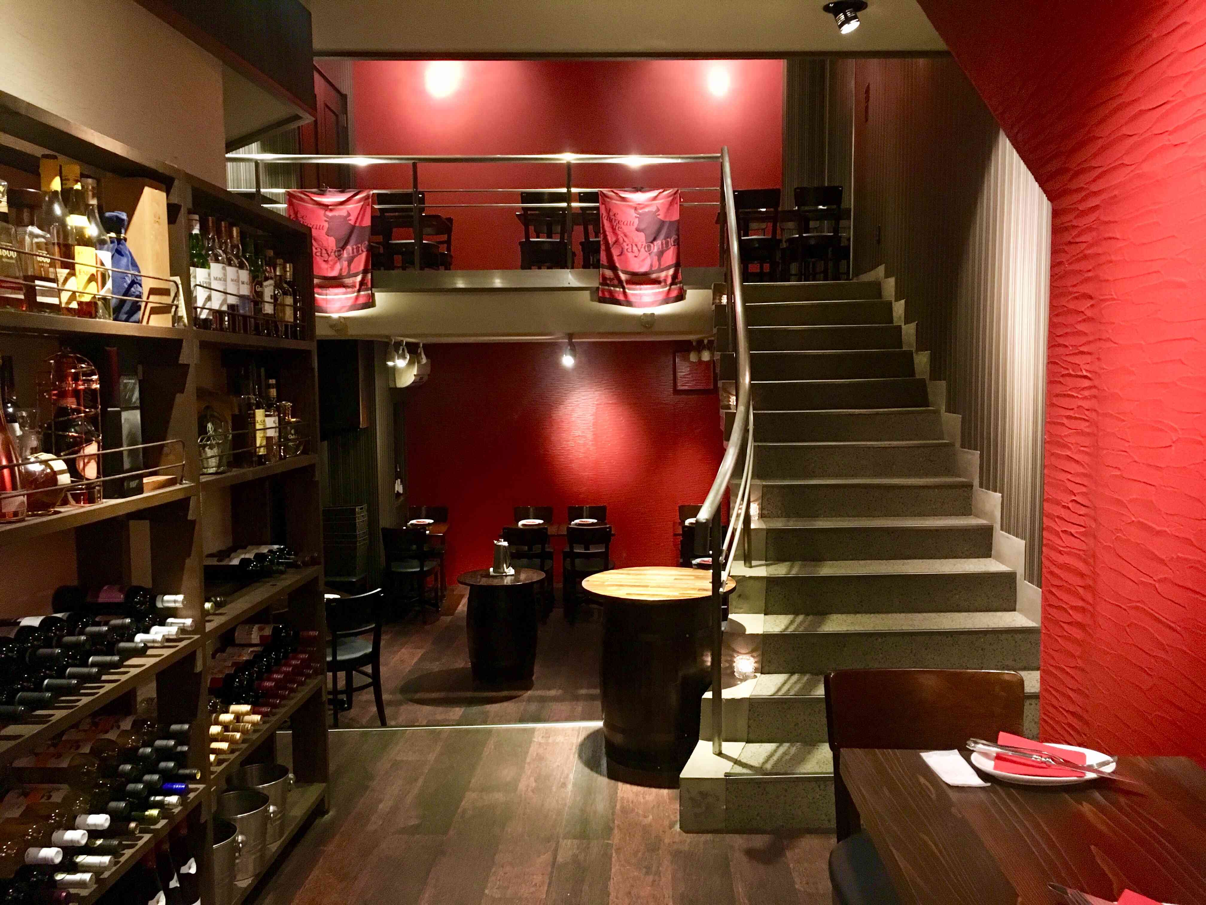 赤と黒を基調にしたオシャレな店内は、1階2階のテーブル席(2階はロフト席)また、お一人様用にカウンター席もございます。