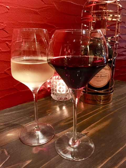 ソムリエが厳選したグラスワインは12種以上、ワイン以外のお酒やワインカクテルも豊富です。