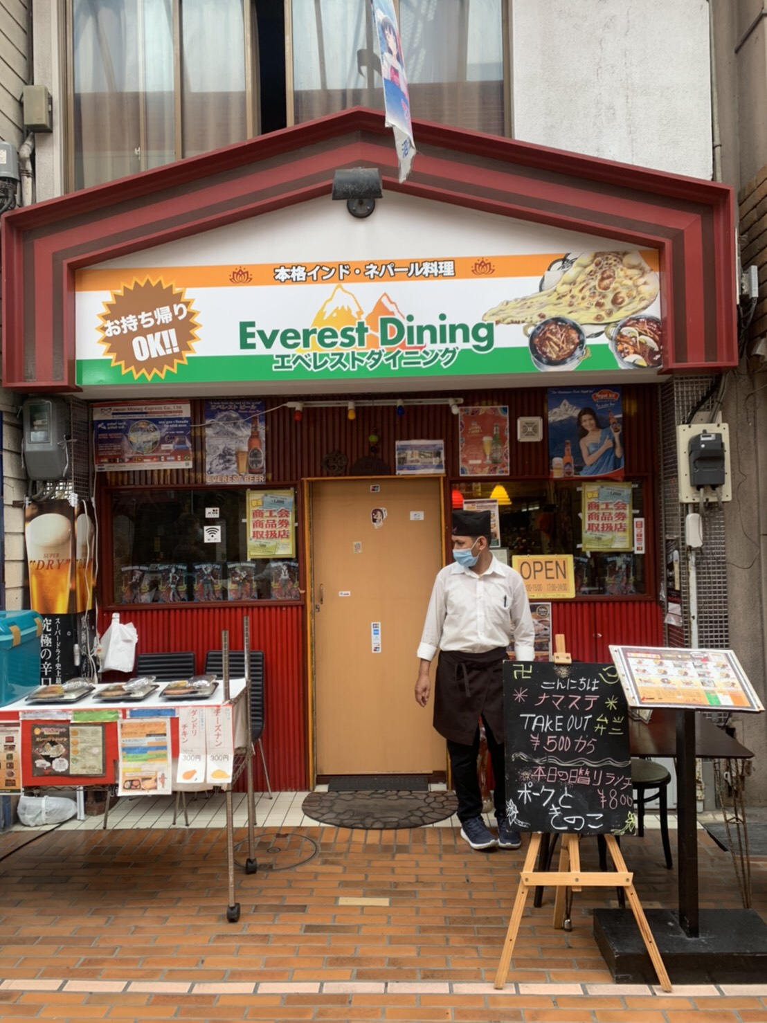 東海道線沼津駅から徒歩５分仲見世商店街に有ります。写真のチーフはネパール人出有ります