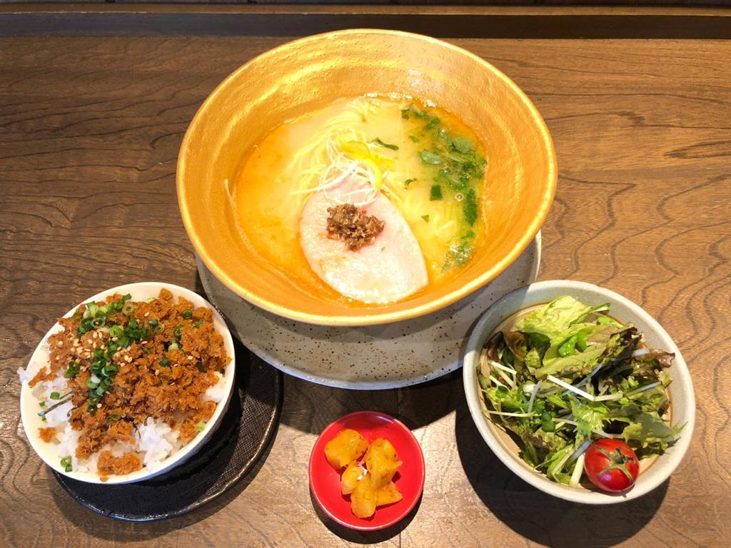 売り切れ御免！人気の金丸ラーメン定食