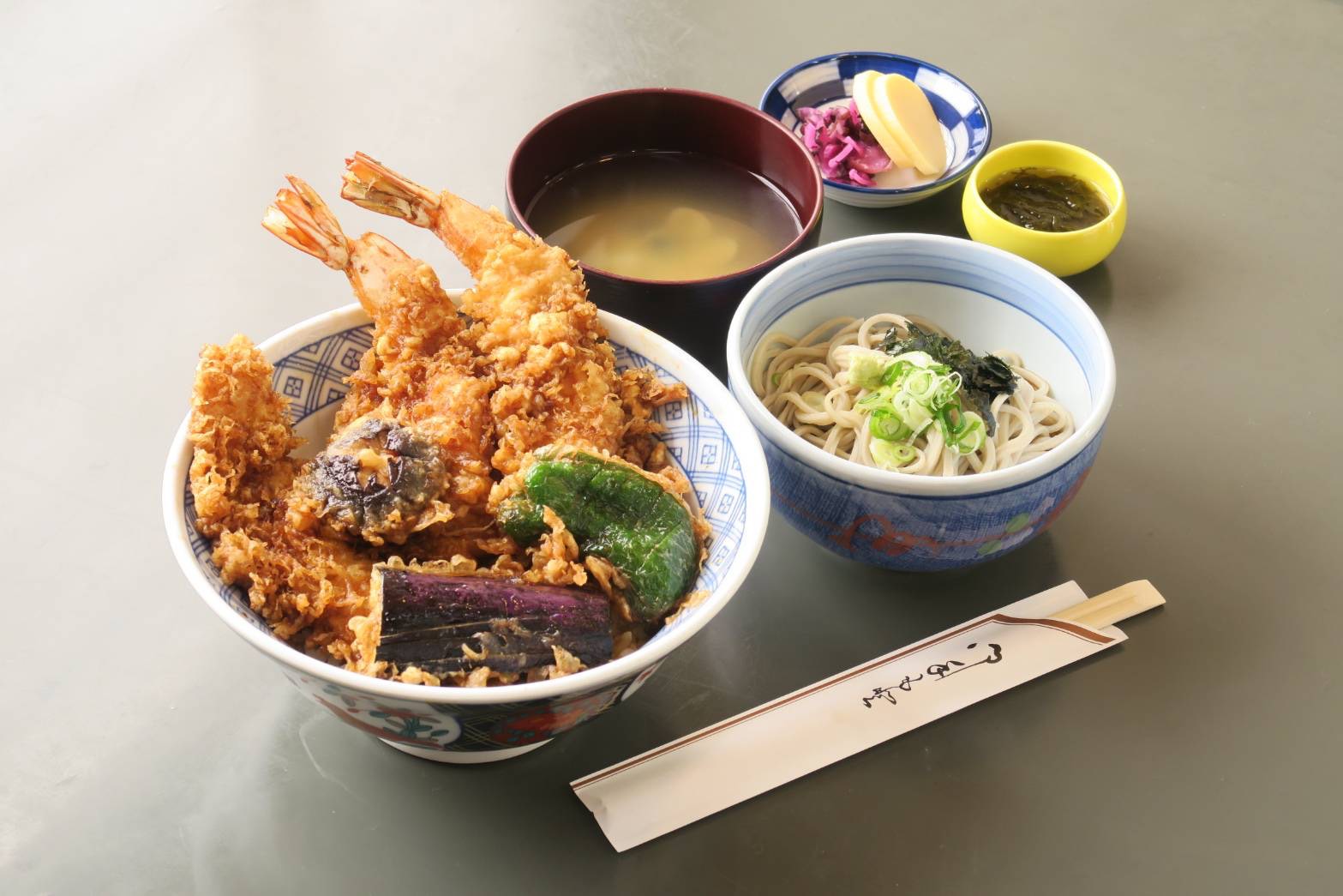 ご飯もお蕎麦も食べたい方には[天丼セット]がオススメです。
セットのお蕎麦は温冷選べます。