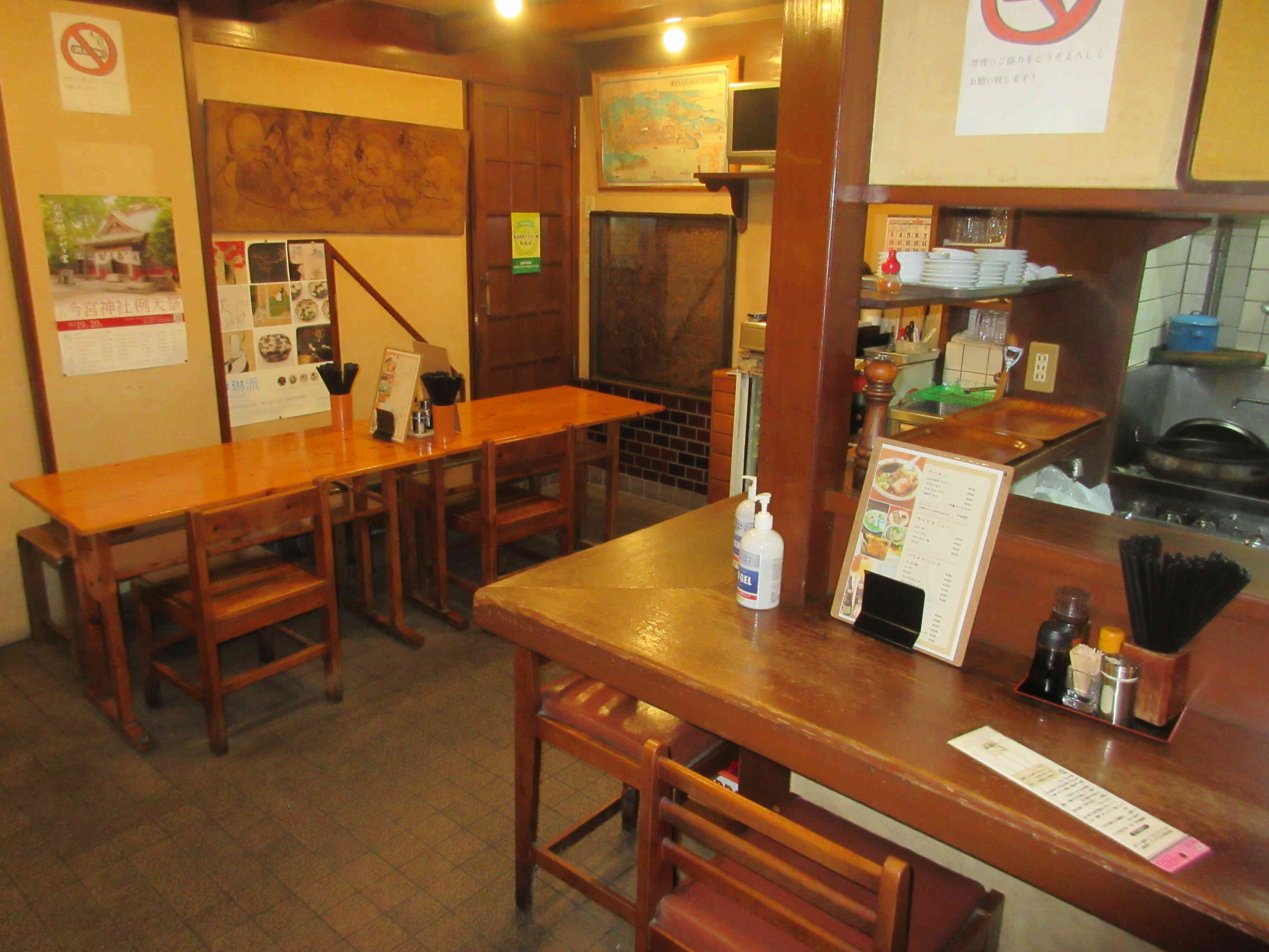 テーブル席、カウンター席ともにご用意しております。
落ち着いた雰囲気で熱海を楽しんだ後にぴったりのお店です。