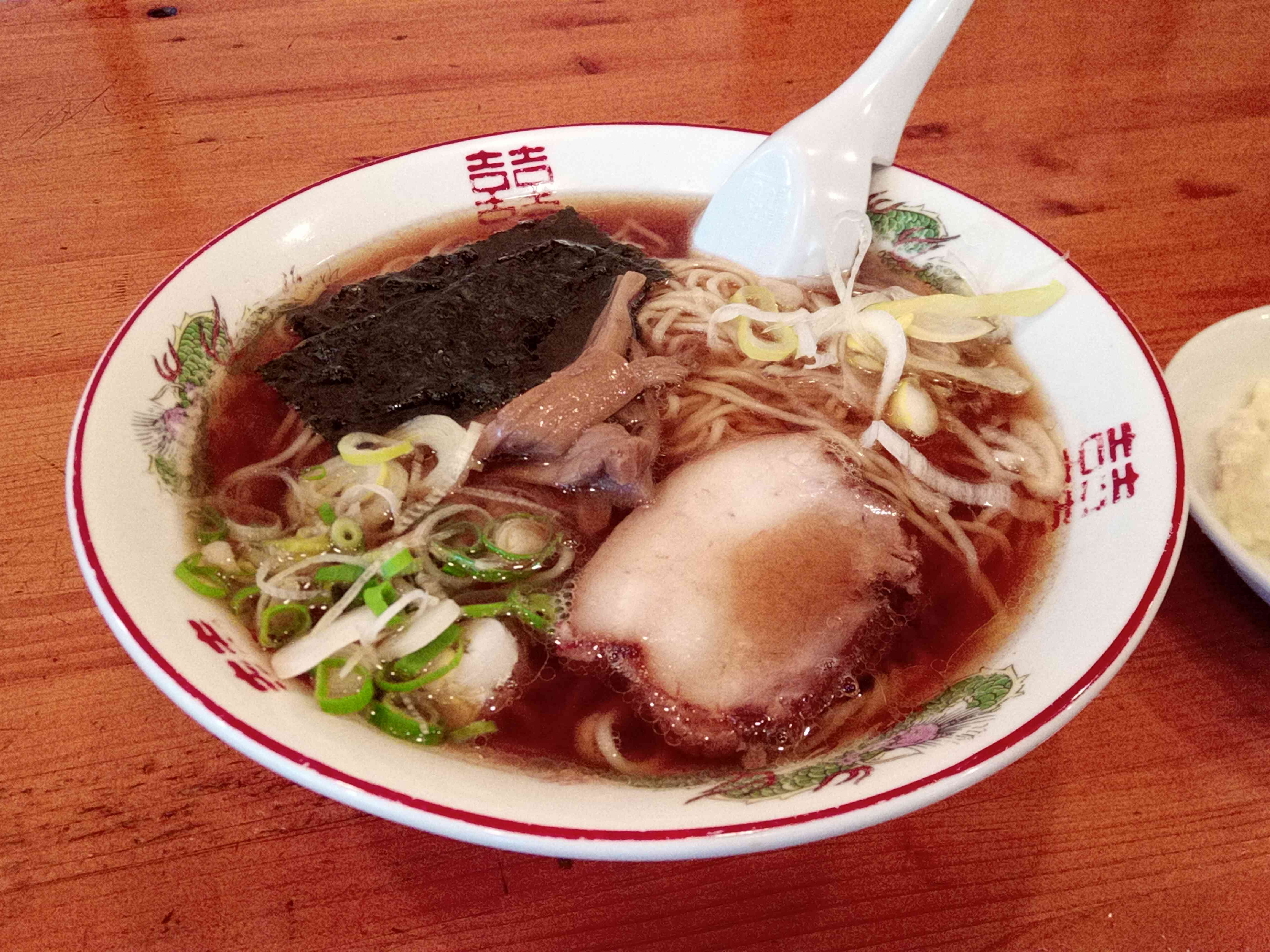 鶏ガラベースのあっさりとしたスープを自慢の細麺とお楽しみください。