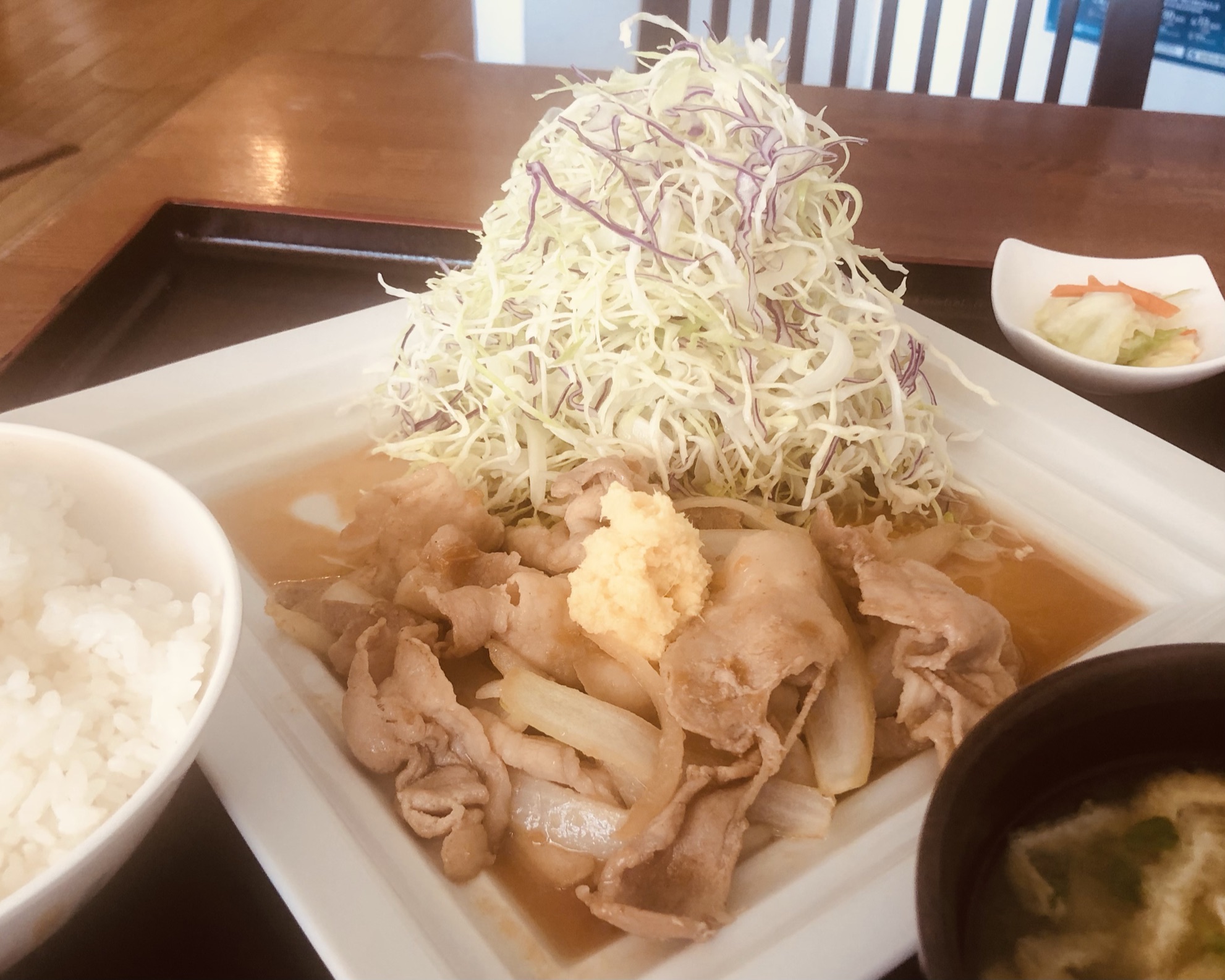人気ナンバーワン、しょうが焼き定食〝スタンダード味〟
秘伝のタレがお肉によく合います。