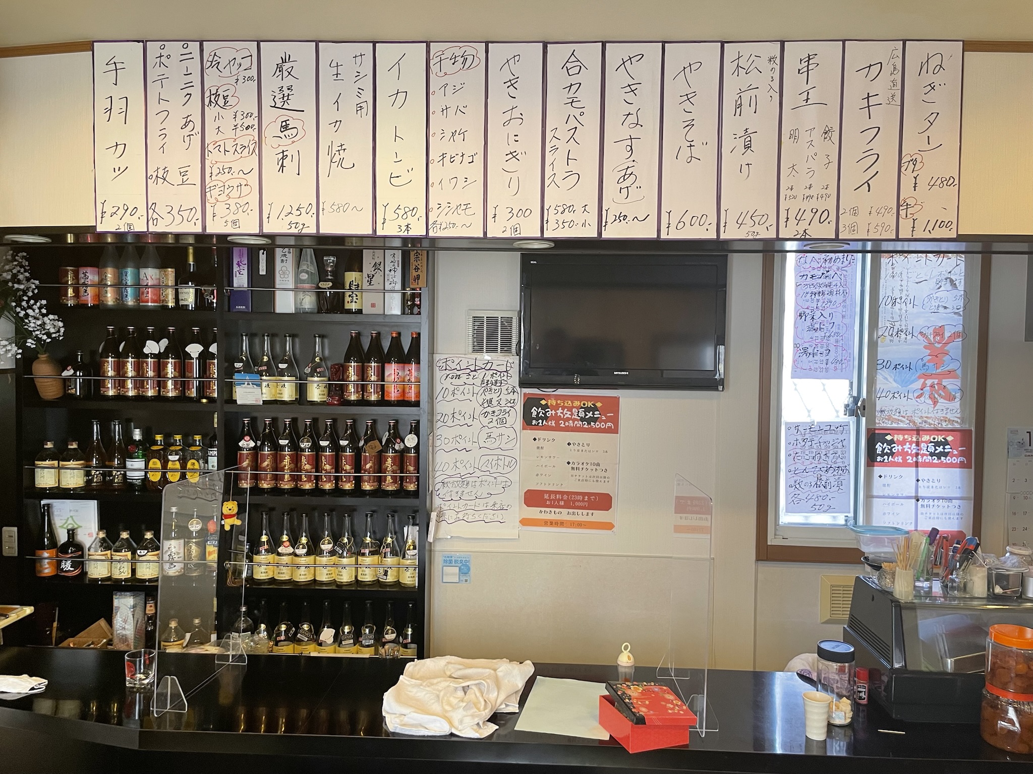 店舗内　カウンター、座敷、個室もあります。