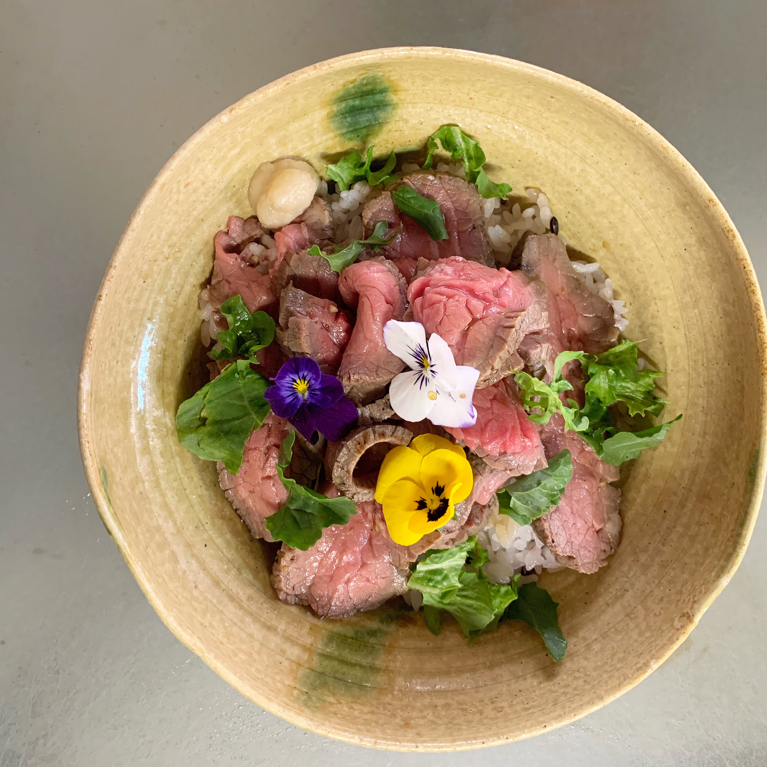 「やきものやのローストビーフ丼・赤身の牛肉を熱の入れ方にこだわって作っています」