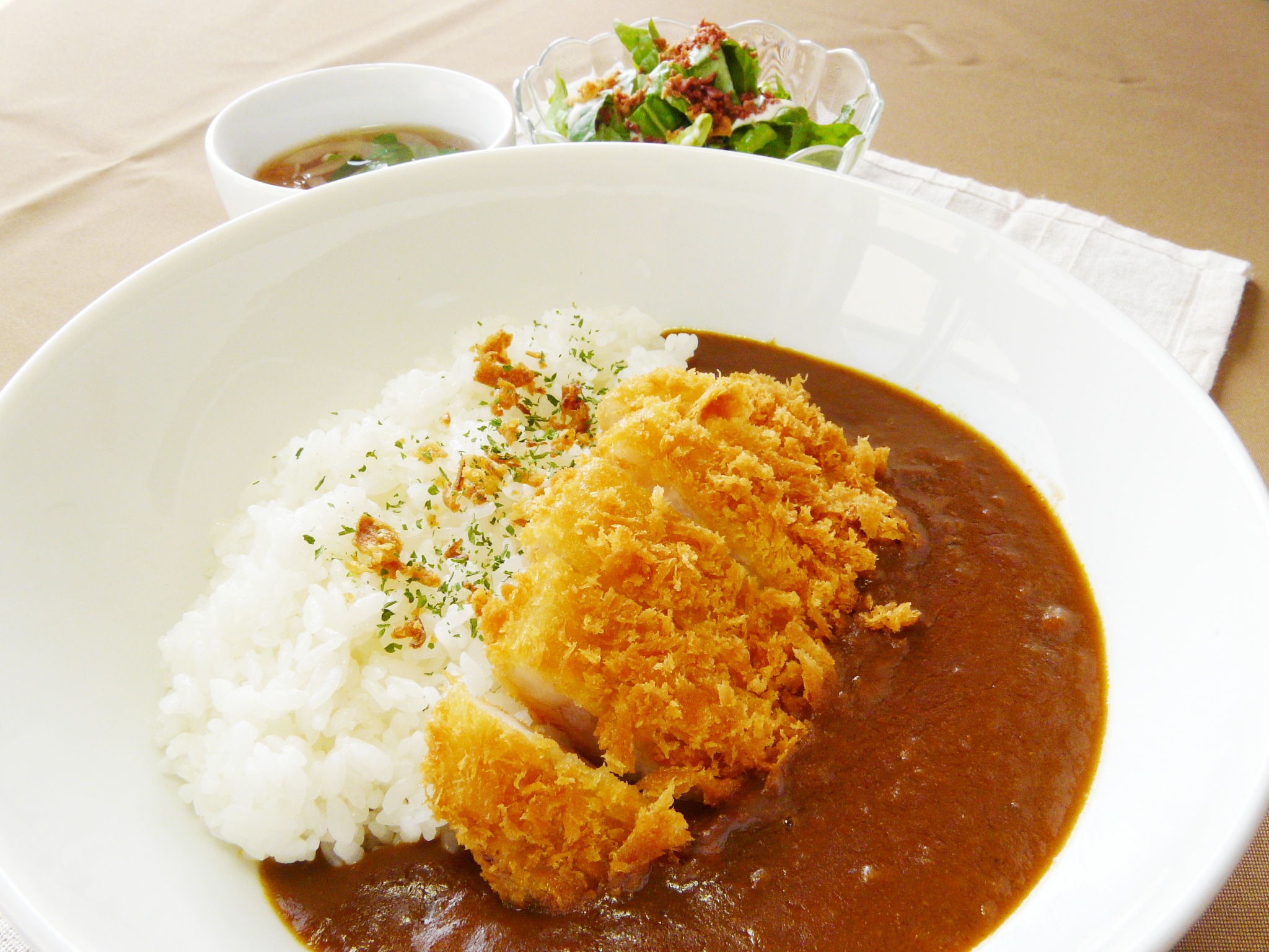 シェフがこだわり、三日間煮込んだ倶楽部特製カレー。
三元豚カツとの相性抜群