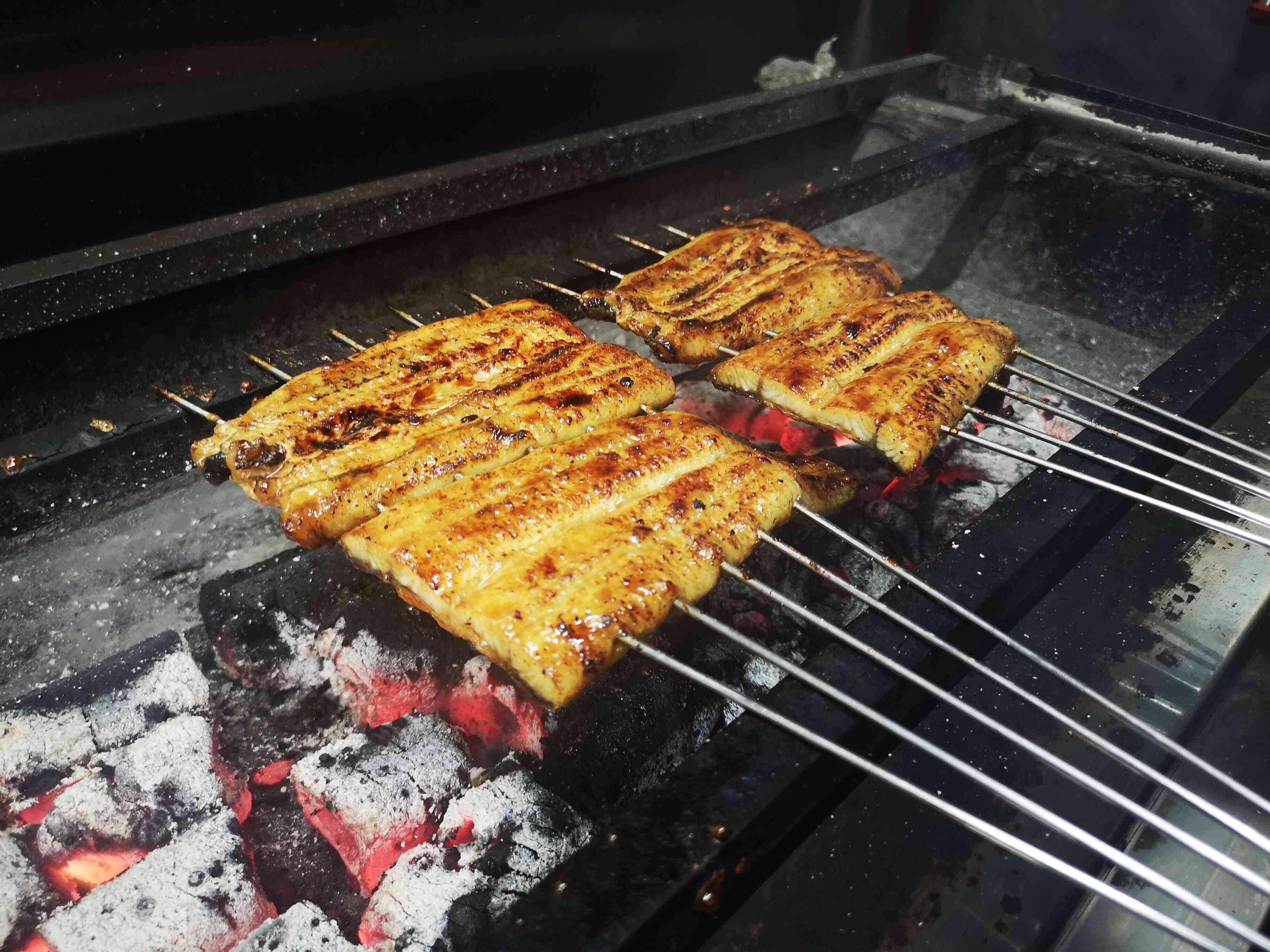こだわりのタレと炭火でじっくり焼き上げた鰻