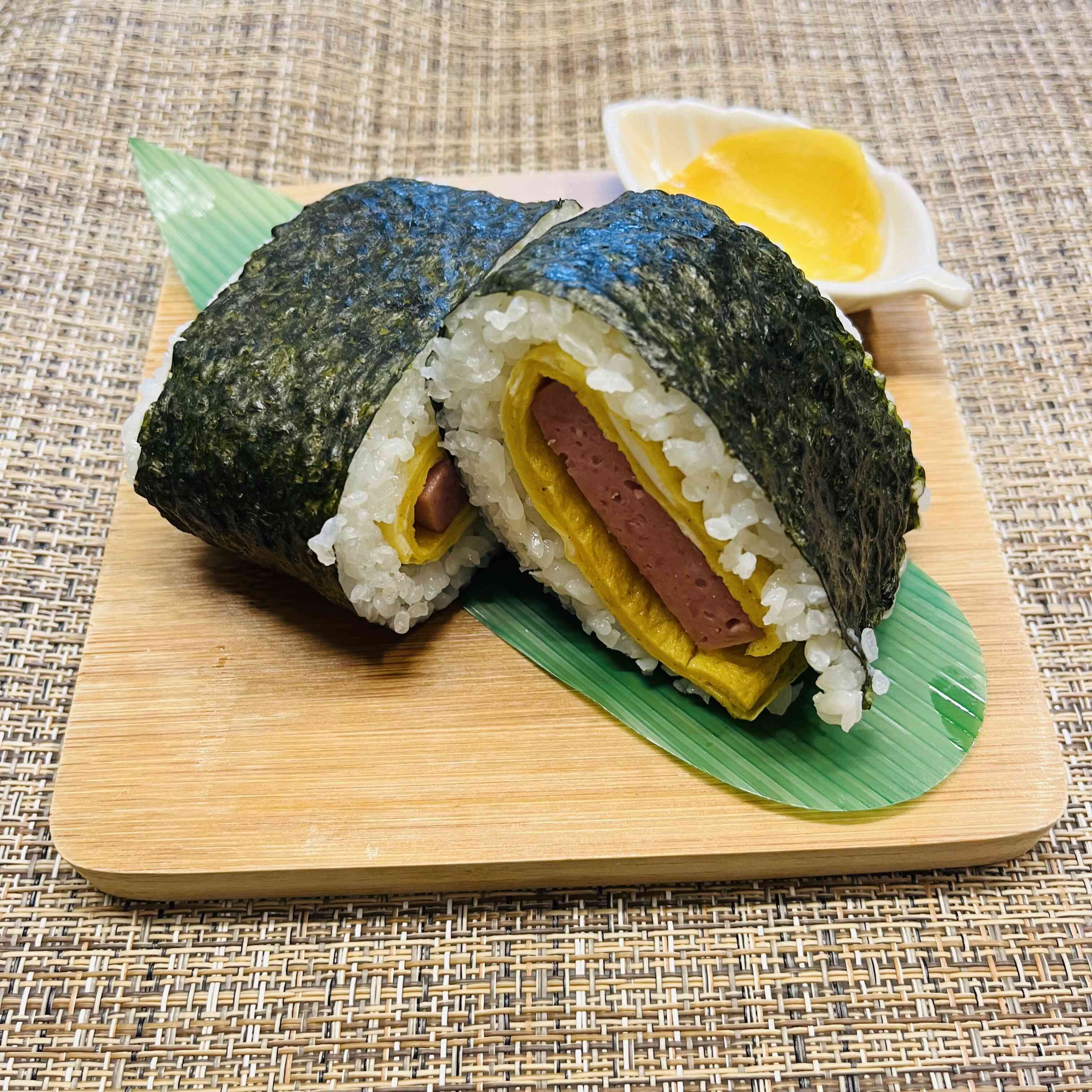 ボリューム満点ポーク玉子おにぎり