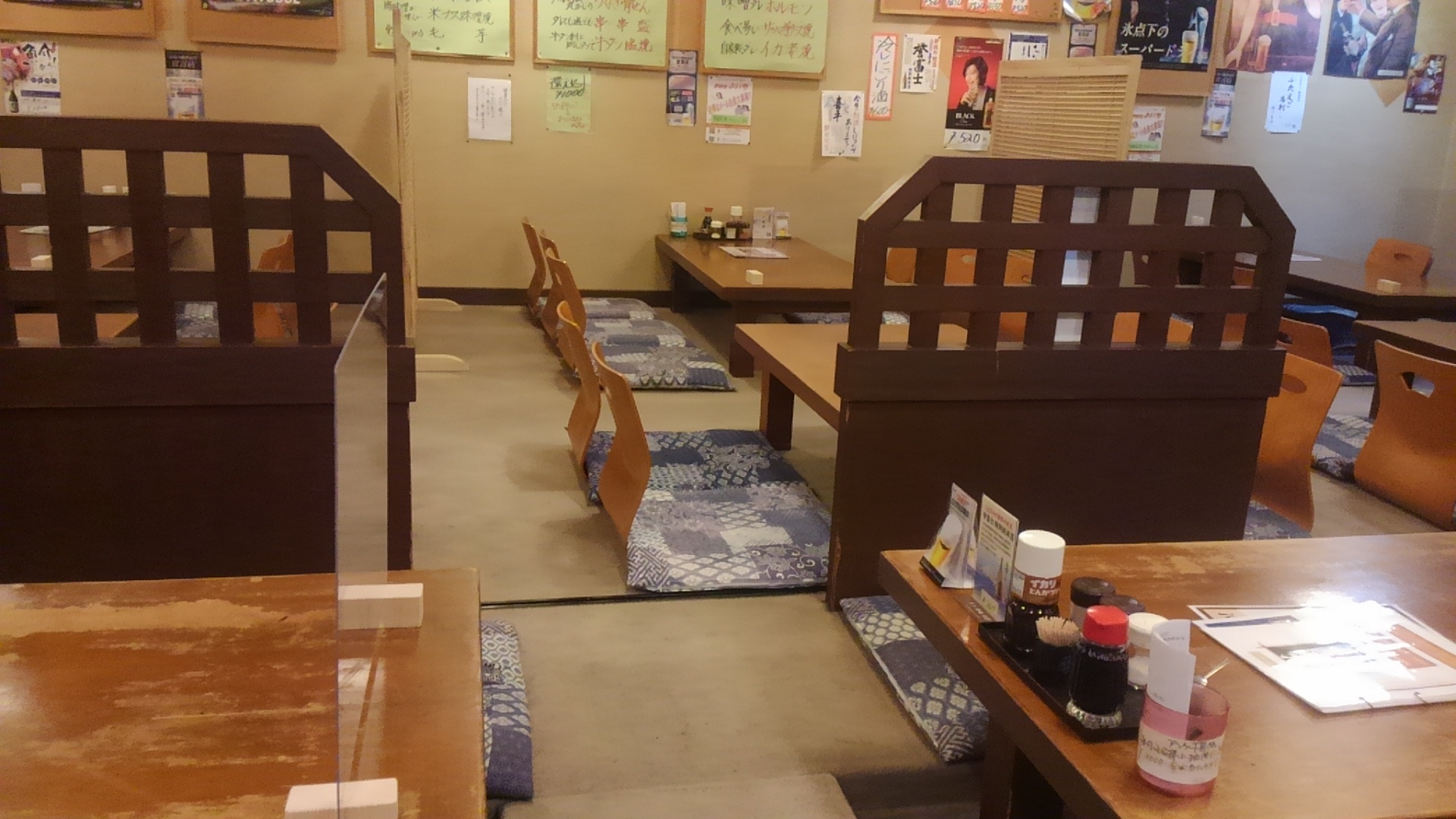手前堀ごたつテーブル、奥座敷。