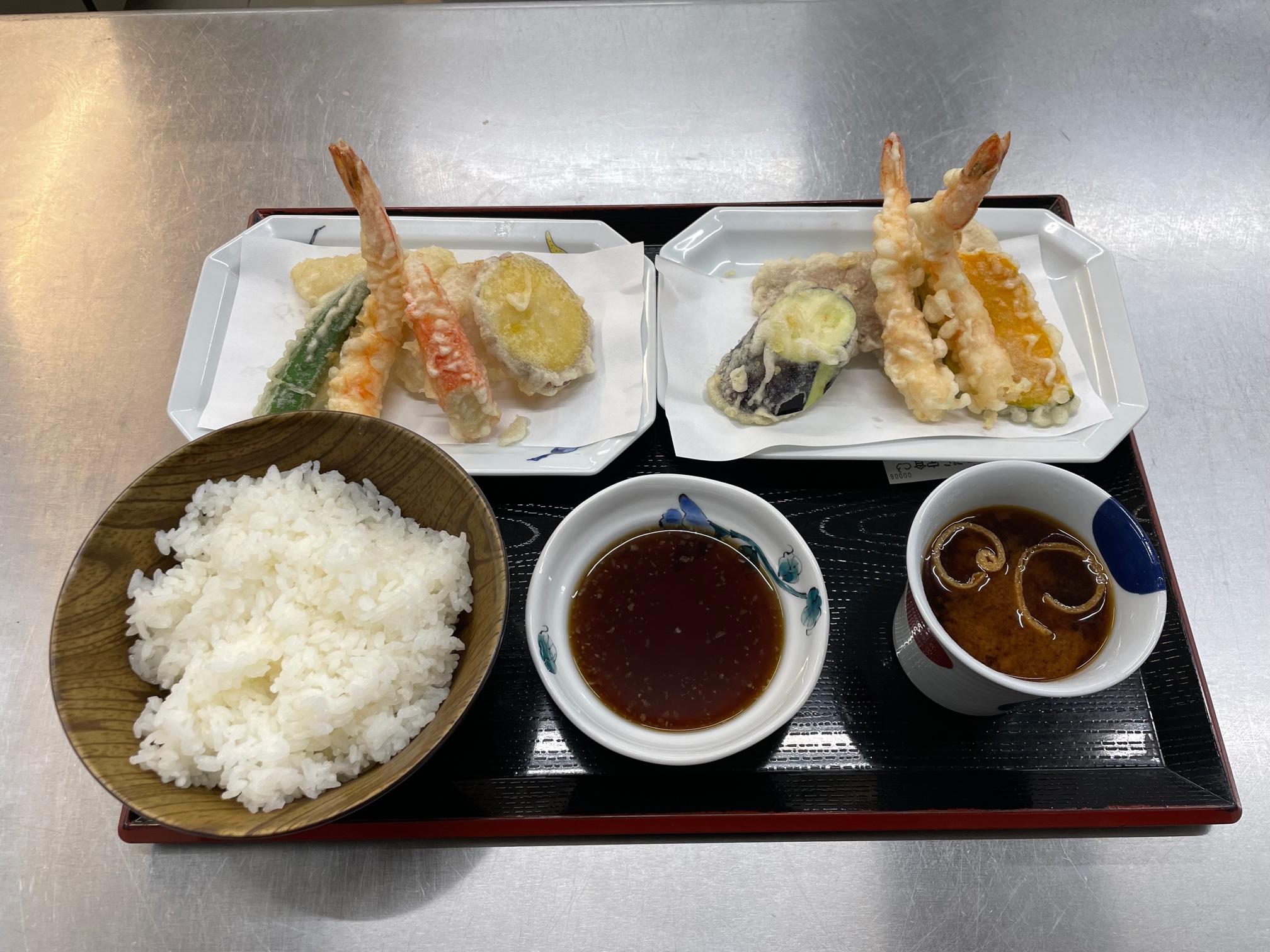 大盛天ぷら定食は、肉、魚、野菜とバラエティーに富んだ定食です。ボリューム満点ですが、薄衣なので、胃もたれせずに食べれます。天つゆは塩分控えめで、ご飯と食べると、卵かけご飯のような風味。薄衣だけに素材の味が決め手となり、食材の吟味に日々努力しています。肉系の天ぷらには特にレモンブラックペッパーのお塩がお勧め。いろいろな調味料もご用意させていただいています。