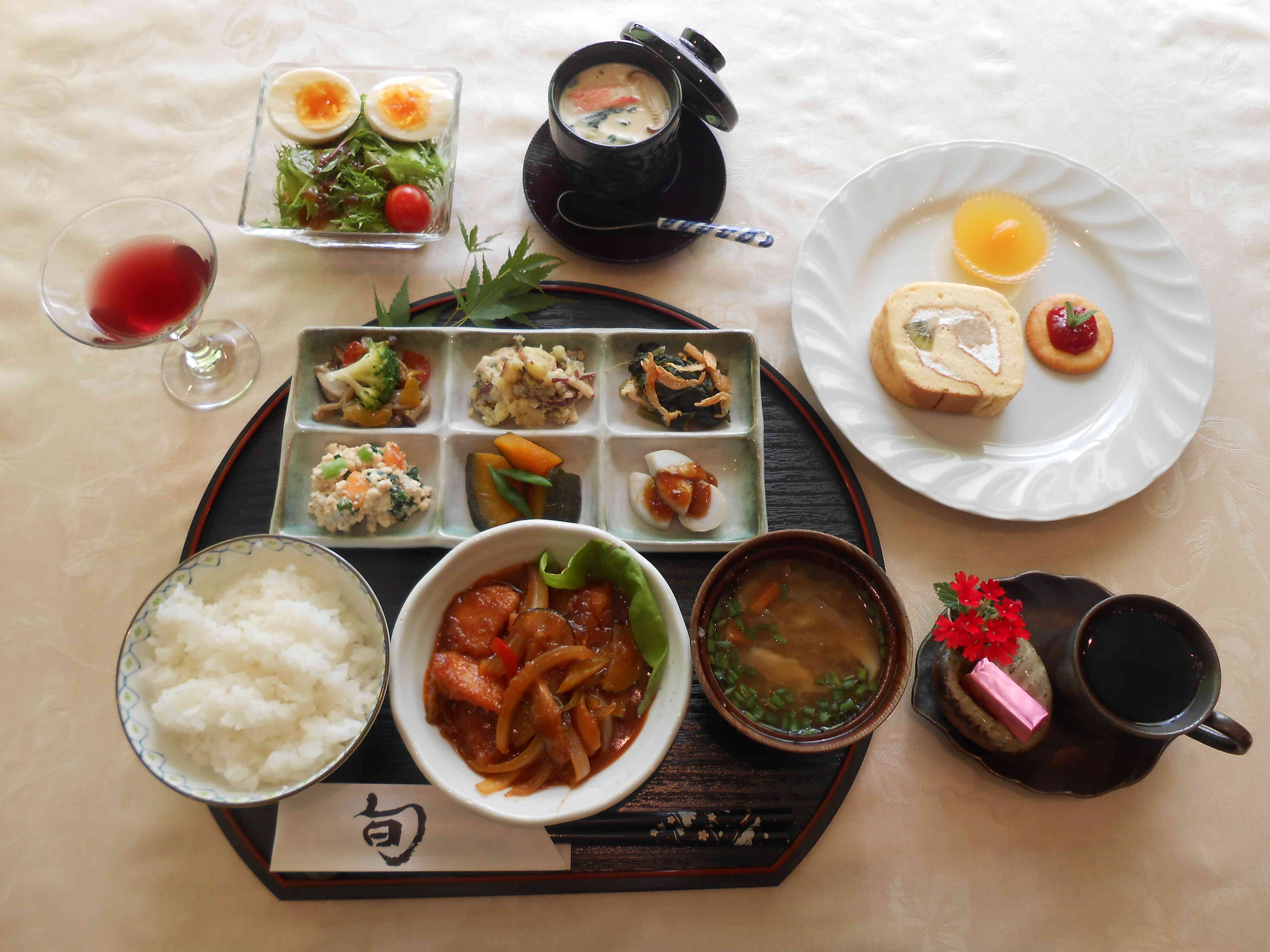 季節によって内容の異なるコース料理の一例。
「松コース(¥３３００)」「竹コース(¥２７５０)」「梅コース(¥２２００)」　