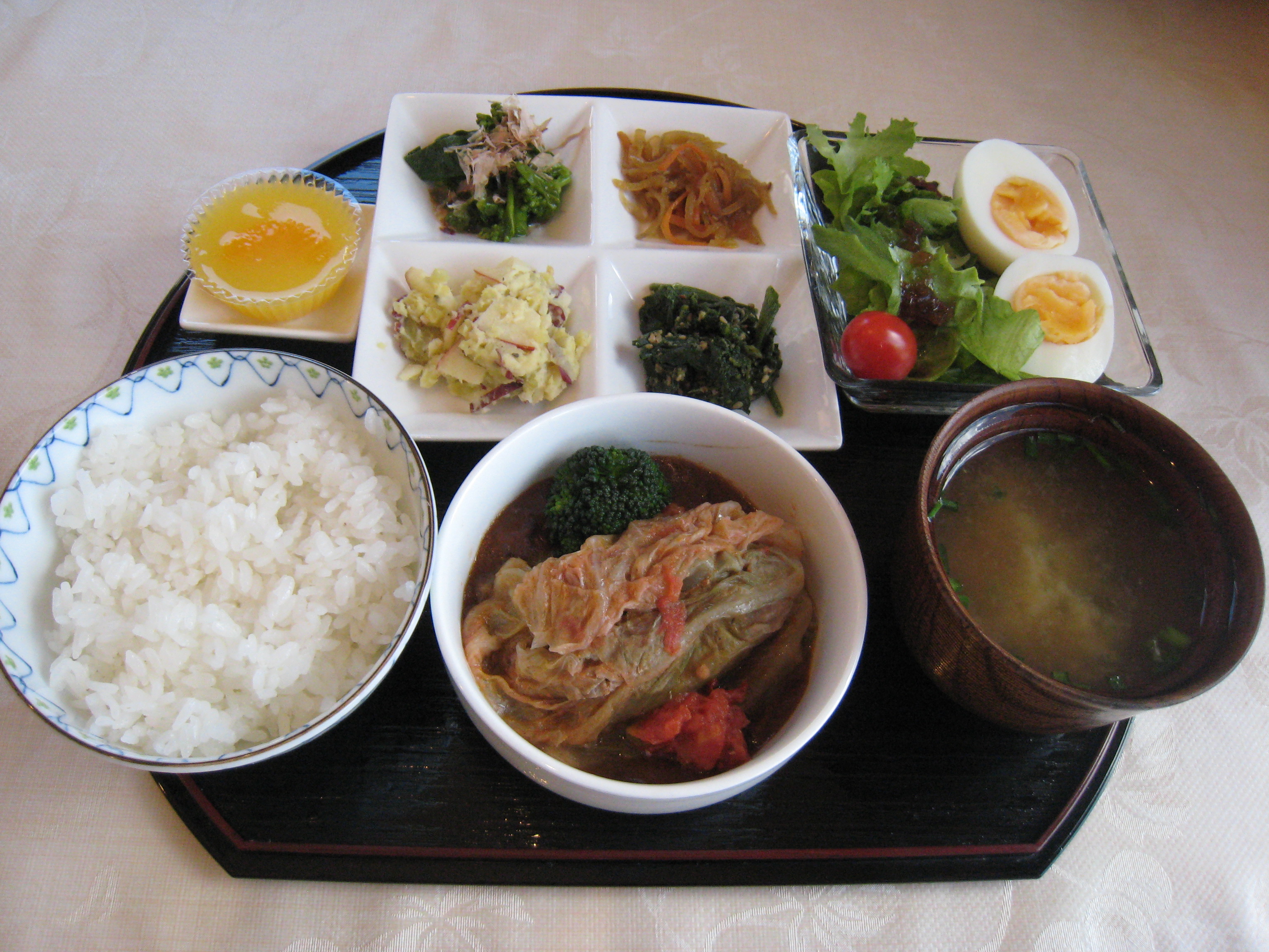 季節によって内容が変わる野菜たっぷりの日替わりランチセット(¥１３２０)。主菜は５～６種類から１つを選択です。
