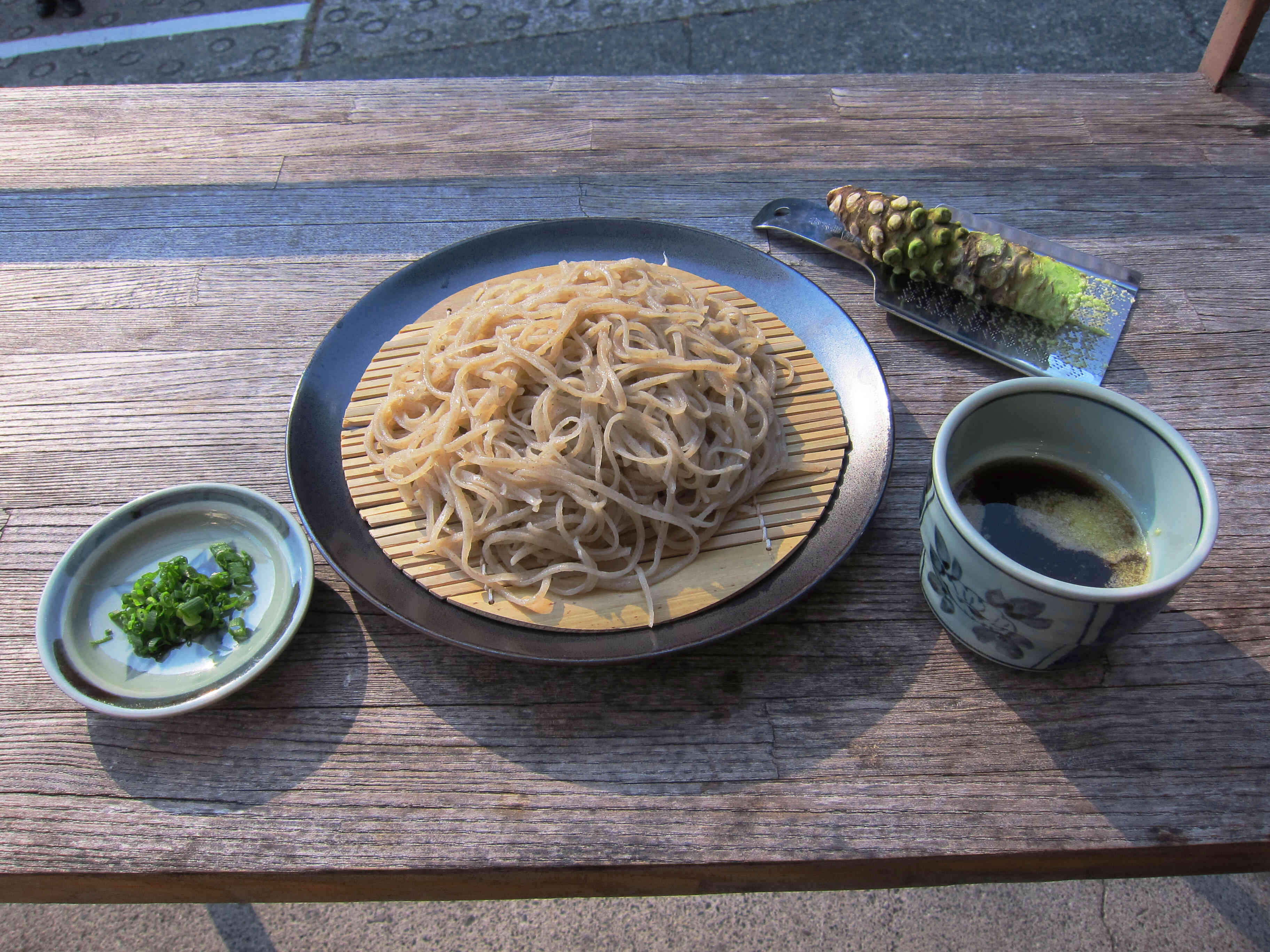 手打ちそば。地元産のわさびを豪快におろしてお召し上がりください。