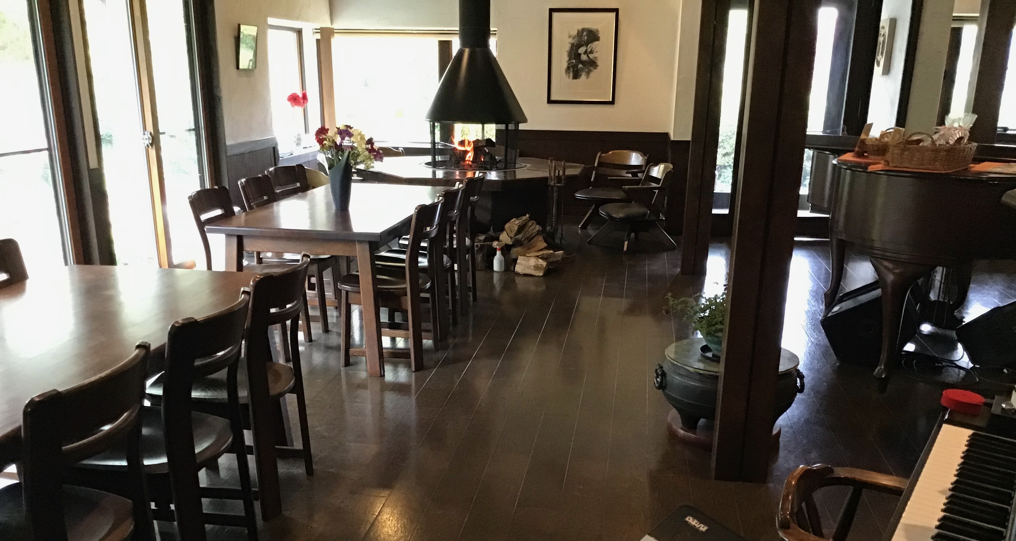 暖炉に火が灯された店内の様子