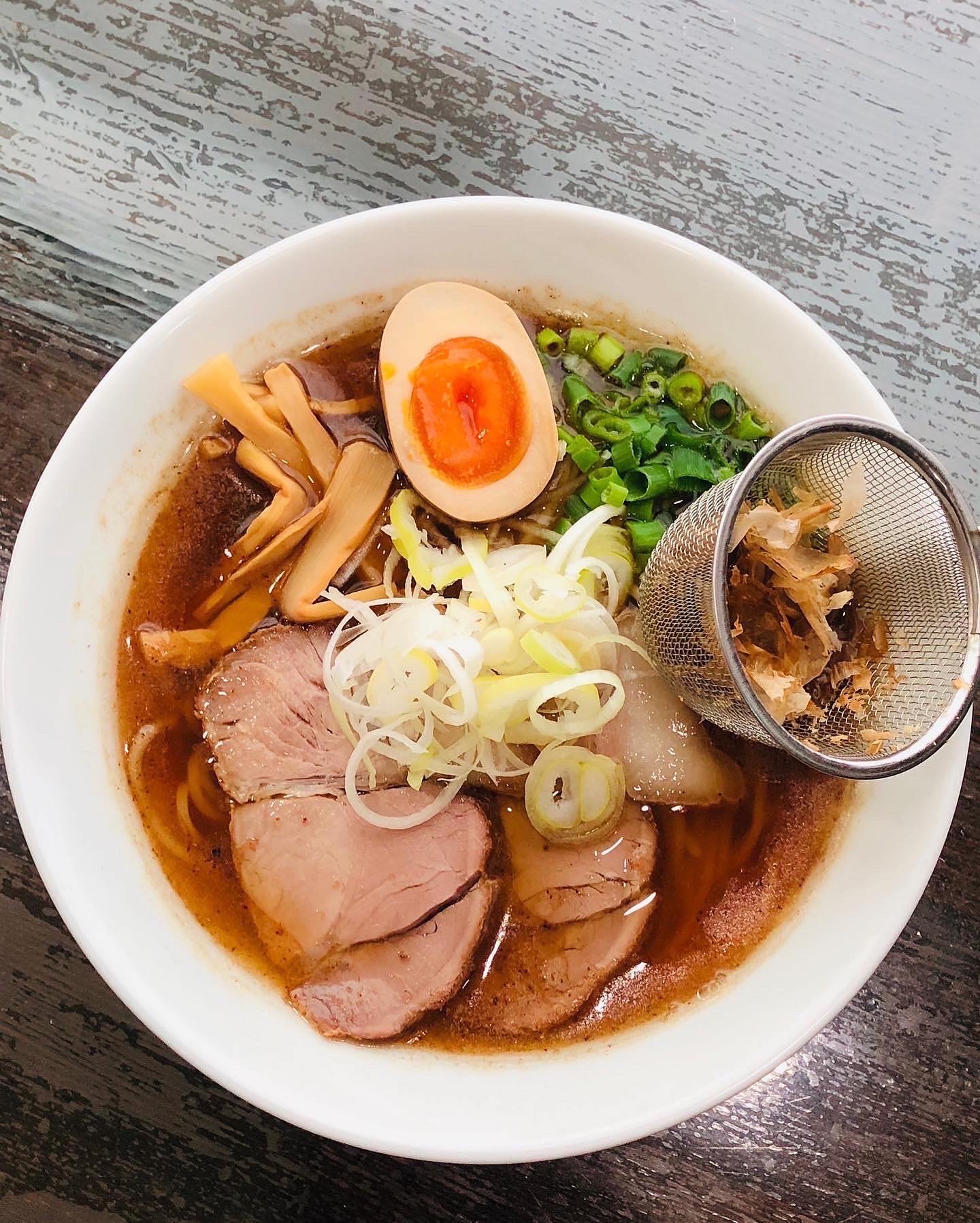 手火山しょうゆラーメンです。
鰹節をふんだんに使ったしょうゆラーメンです