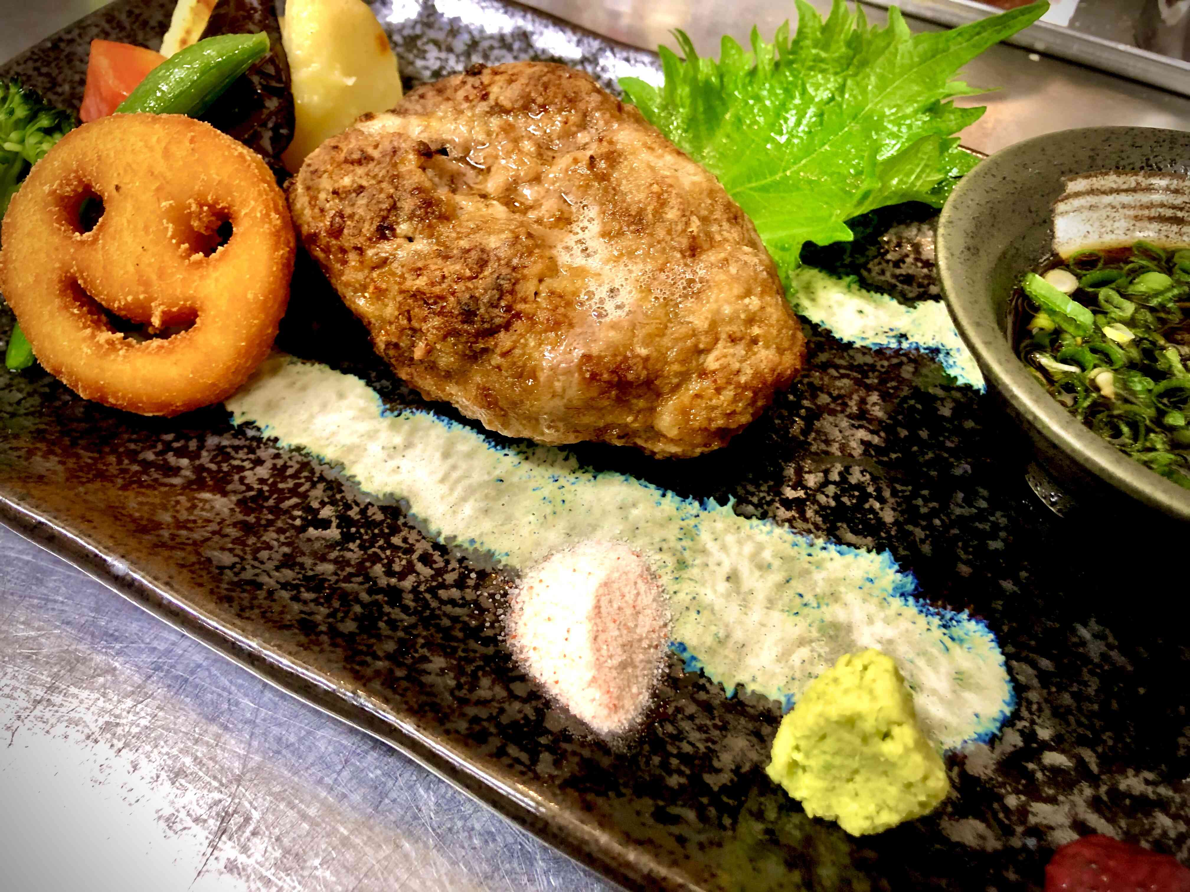  Green Greenハンバーグ！
ハンバーグの味を楽しめ、わさびとポン酢、岩塩と梅肉を添えてあるので色々な味で楽しめます。お酒のお供にも合うハンバーグです。
