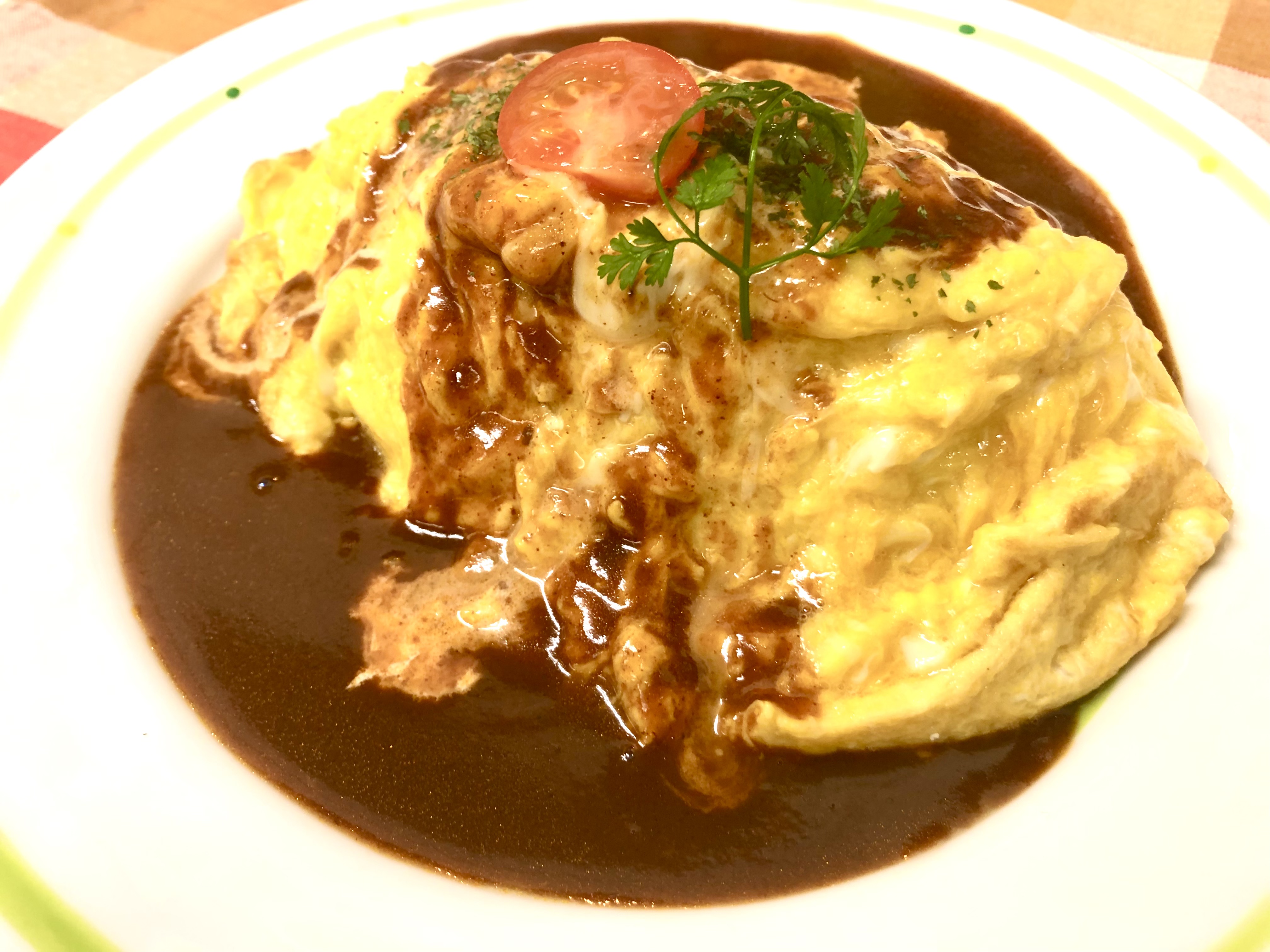 桜島鷄のオムライスです。
モモ肉をワインで煮てあるので柔らかく、ハンバーグに続く人気メニューです。