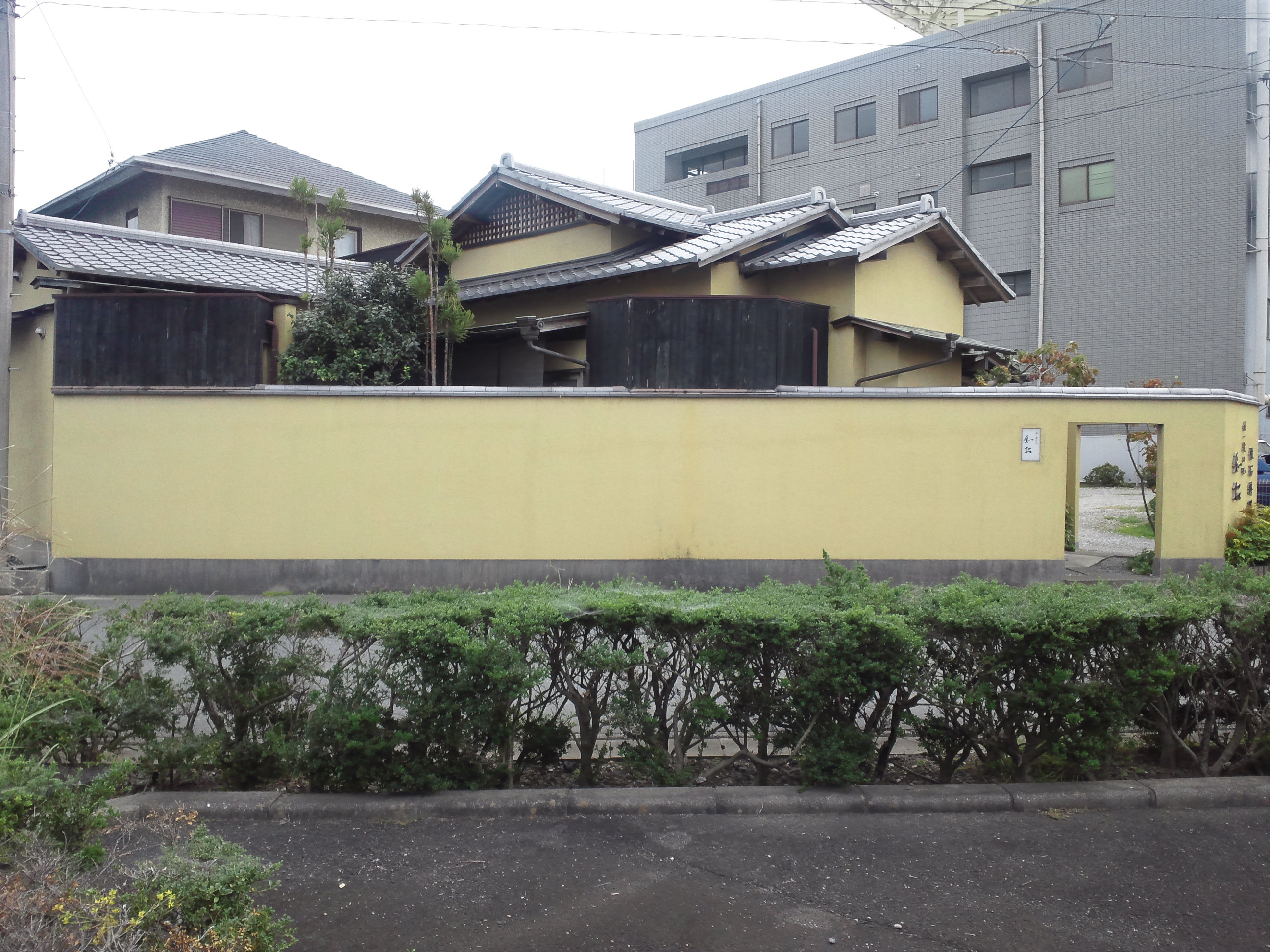 1988年、浜松佐鳴台のビル2Fの貸店舗にて独立開店し、1996年、設計:米山アトリエ様、施工:中村組様により、建築していただき、西山町に移転し現在に至っております。