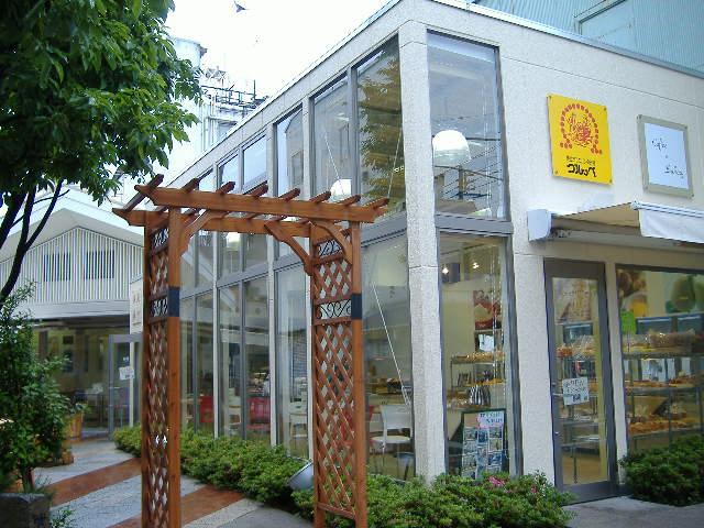 みしまメイン通りに面した幅広い年齢層の方がご利用される店舗です。天気の良い日には庭でゆっくり過ごされるお客様も。