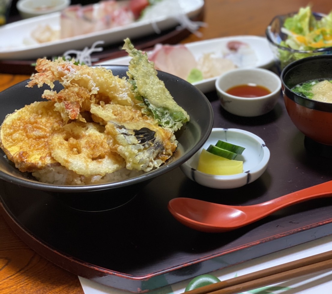 天丼なごみ
お刺身、茶碗蒸し、サラダがつきます。