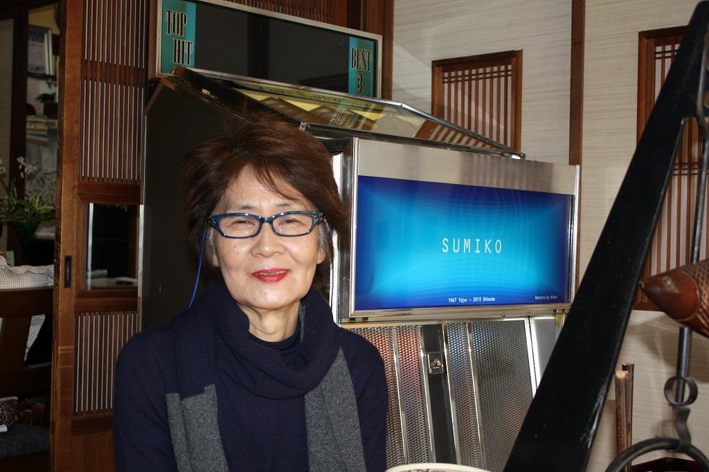 店主の山本と復元した懐かしのジュークボックスです。