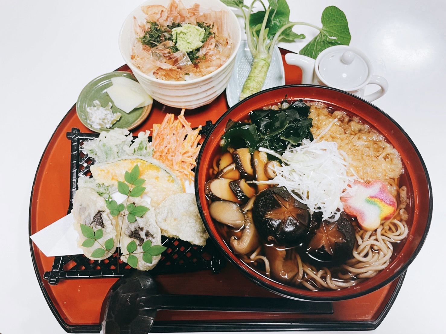 こちらも人気の「しいたけ蕎麦とミニ天ぷらセット」と「わさび丼」