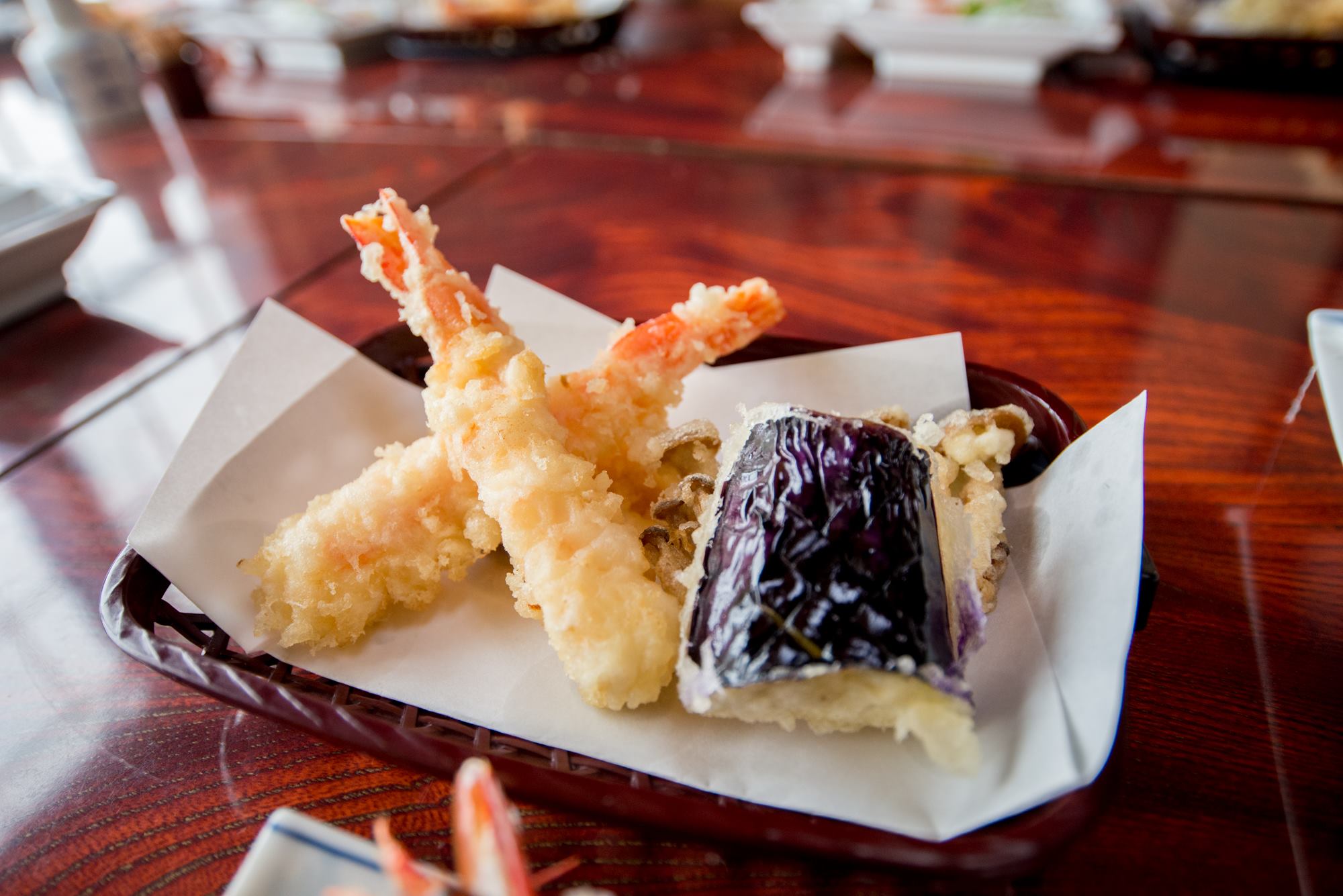 季節の野菜や魚の天ぷらも美味ですが、おすすめは海老の天ぷら！サクッとした衣を噛み進んだ先には、ジューシーな海老の身が！