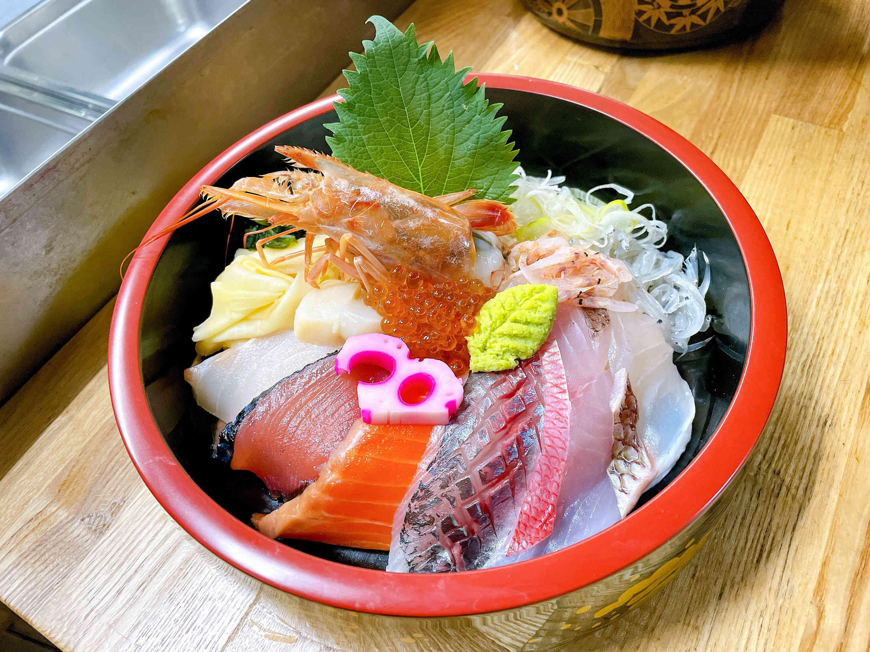 一番人気メニューの特選日替わり海鮮丼