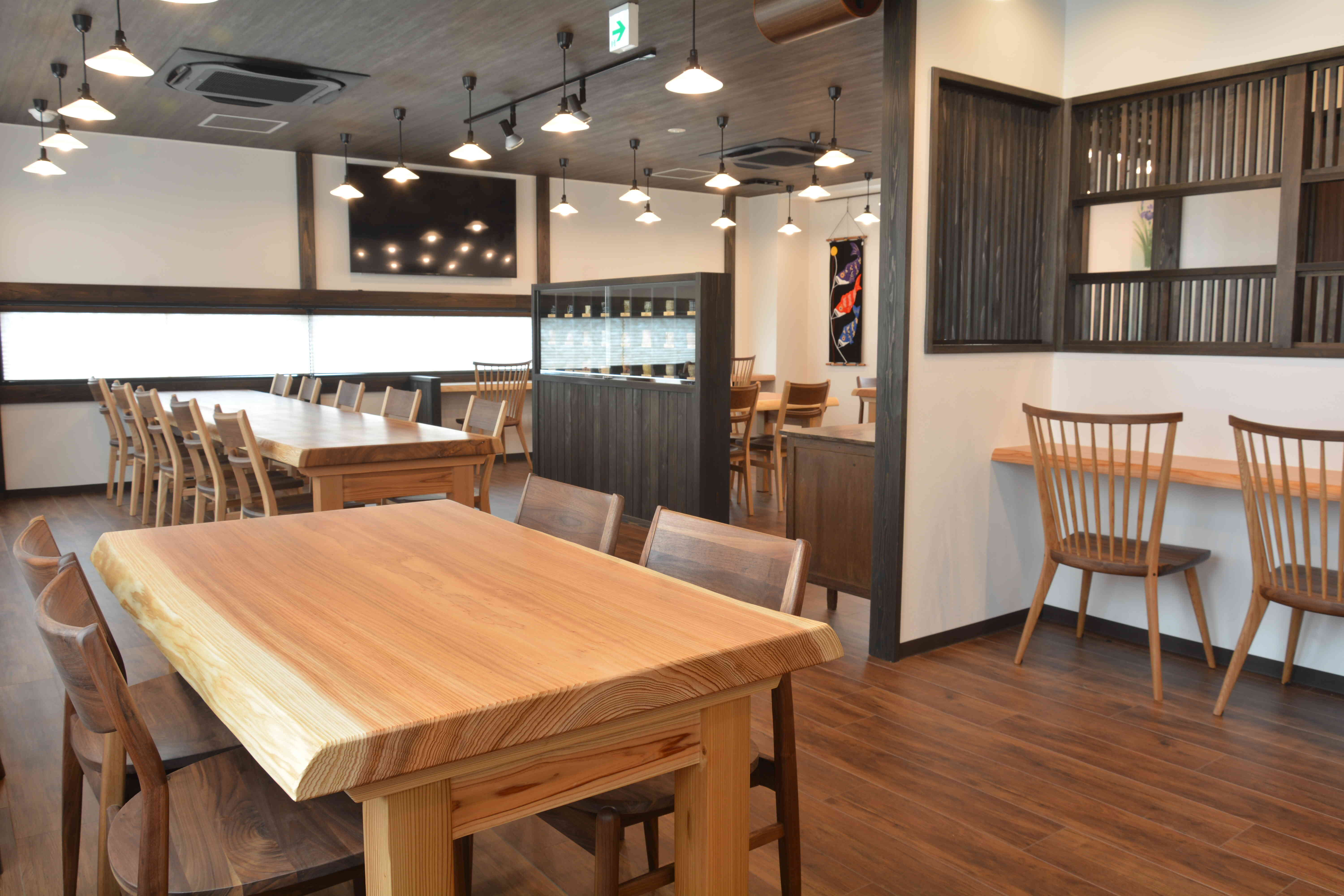 木のぬくもりを感じる店内は38席