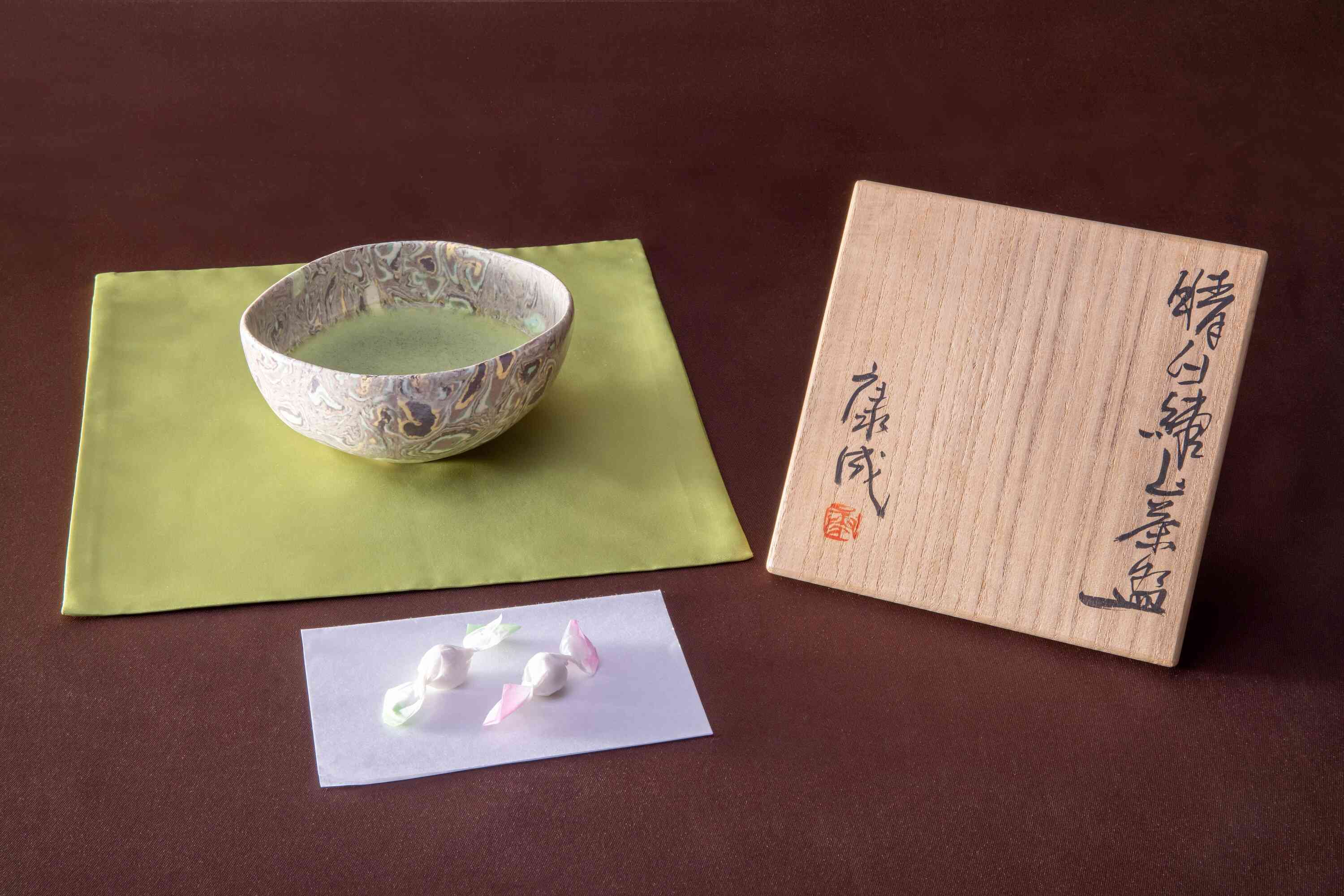 人間国宝作の茶碗を使用してお抹茶をお出しします