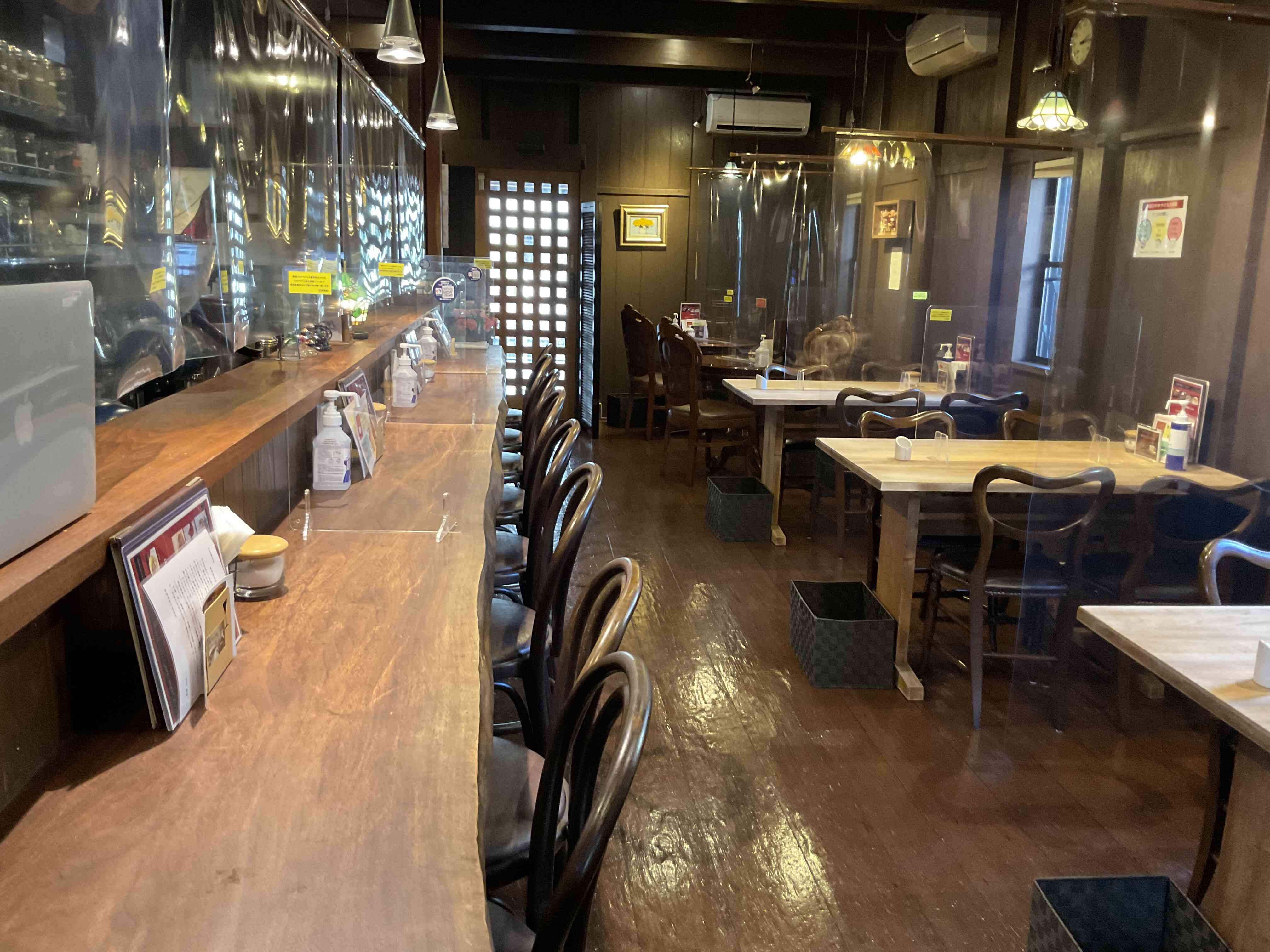 昭和レトロな落ち着いた店内