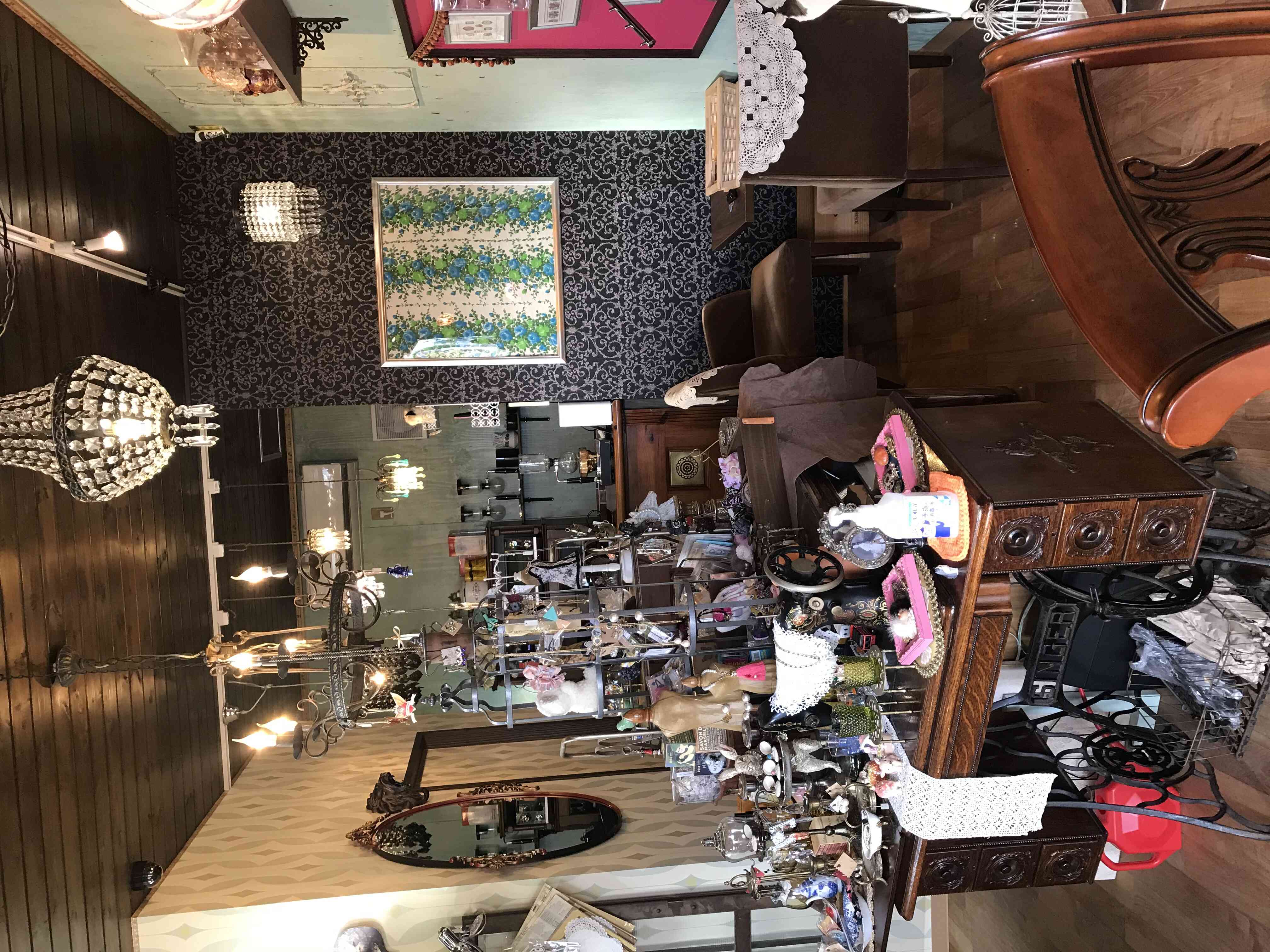 雑貨店の中に小さなテーブルと椅子があります。2人席が2つとお一人様席が1つです。こじんまりしております。