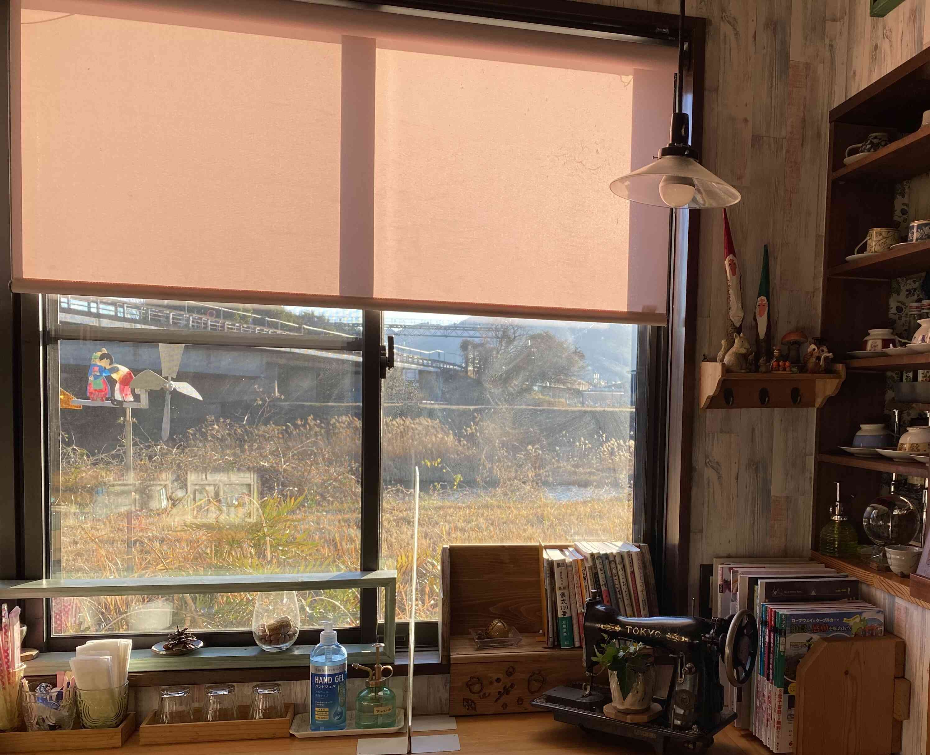 カウンター席から眺める潤川、岩本山、高速道路、おひとりでのご来店も楽しめます。